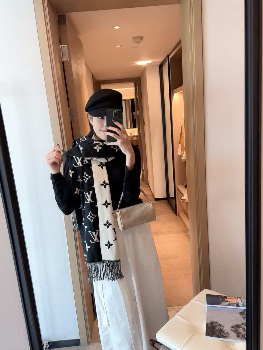 NO:603141,The ones that look good are going crazy. They are so stylish and charming. I have to admire LV’s designers this year for once again revitalizing LV’s classic elements, allowing classics and trends to perfectly collide!  !  This time it is no longer the traditional black, white and gray style, the bold color impact makes this scarf look more dynamic!  Specification 65*180cm cashmere ordinary scarf, ordinary scarf, louis vuitton19860909批好看的要疯掉了,太有型太有魅力了不得不佩服LV今年的设计师,把LV经典元素再一次盘活了,让经典与潮流来一次完美碰撞！！这次不再是传统黑白灰风格,大胆的色彩冲击使此款围巾显得更具活力！ 规格65*180cm 山羊绒普通围巾,普通围巾,louis vuitton,scarf