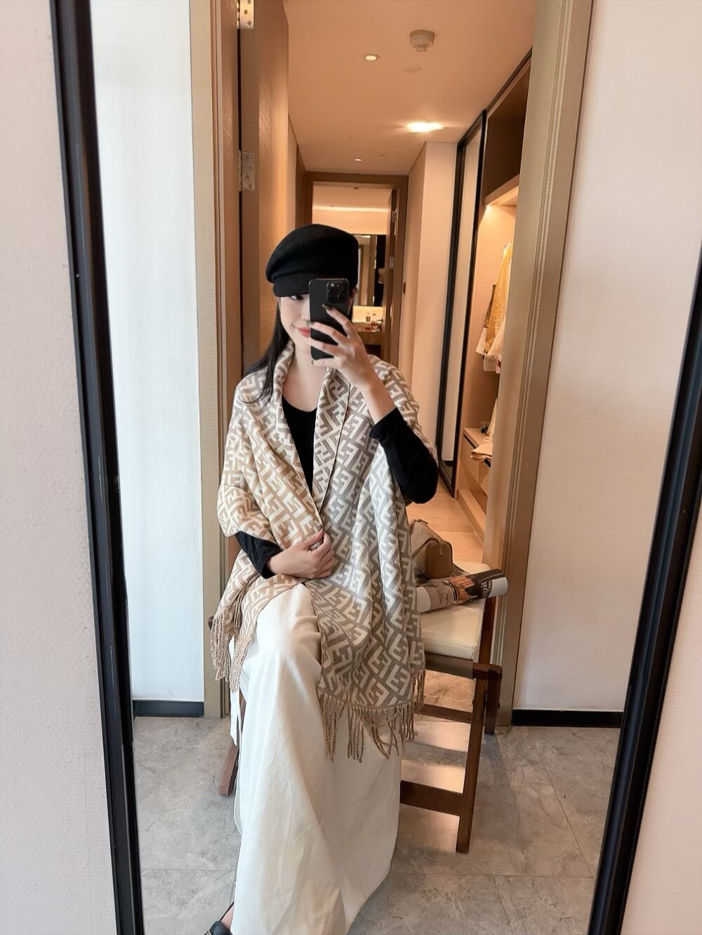 NO:642995,Fendi cashmere long scarf [new long scarf] highly recommended heavily imported pure cashmere scarf, the best cashmere fiber, without a trace of color, the best of real luxury goods, the texture is more luxurious, the hand feels great, the texture and quality do not want to describe more. I just want to say that you are lucky to encounter it. Size 65*200cm, selected pure cashmere Ordinary scarf, ordinary scarf, fendi19860909Fendi羊绒长巾【新款长巾】极力推荐款重磅进口纯羊绒围巾,最好的羊绒纤维,没有一丝杂色,真正的奢侈品中的极品,质感显得更加奢华,手感棒极了质感品质不想多做描述 只想说,能遇到就是幸运尺寸65*200cm,精选纯羊绒 普通围巾,普通围巾,fendi,scarf