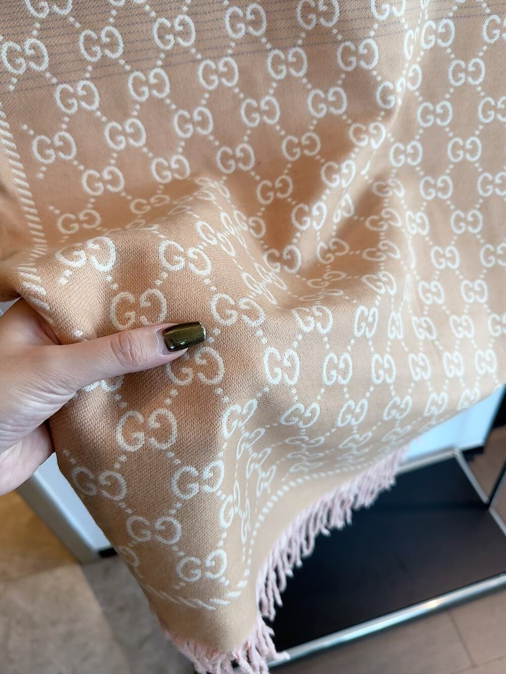 双G字母交织図案のエレガントなショール - 洗練されたデザインと高品質素材