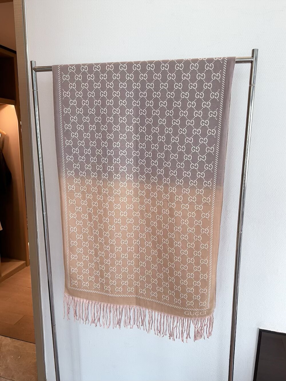 双G字母交织図案のエレガントなショール - 洗練されたデザインと高品質素材