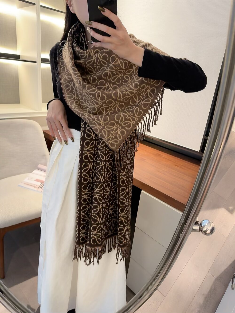 Loewe 新款披肩围巾 - 温柔色合いと優雅なデザイン