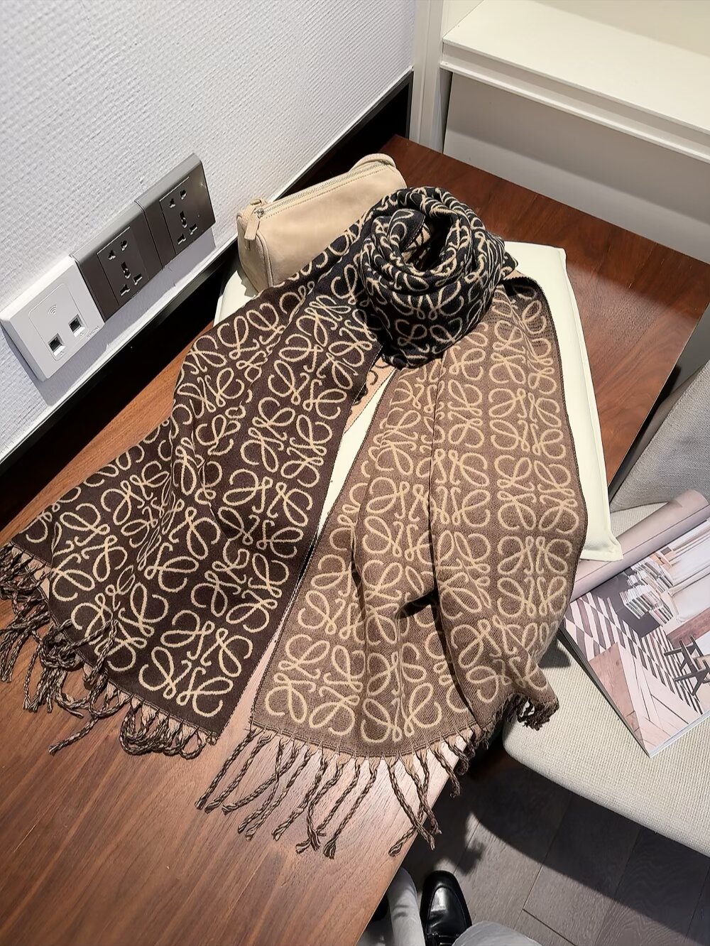 Loewe 新款披肩围巾 - 温柔色合いと優雅なデザイン