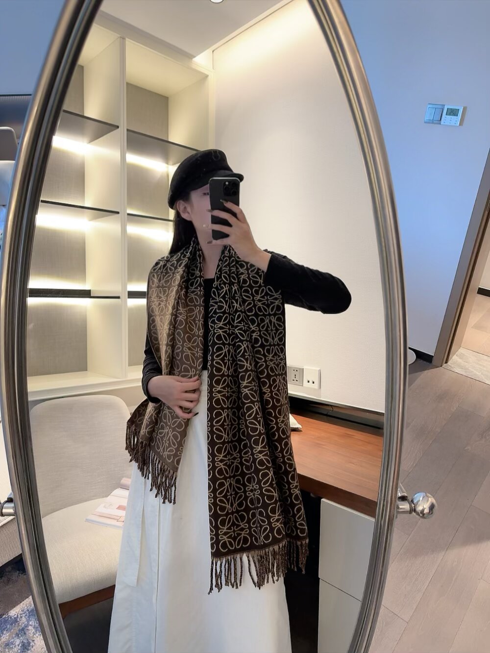 Loewe 新款披肩围巾 - 温柔色合いと優雅なデザイン