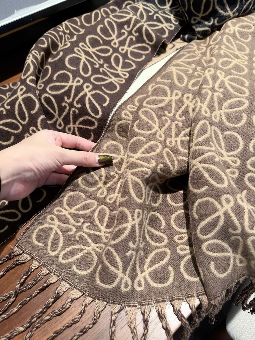 Loewe 新款披肩围巾 - 温柔色合いと優雅なデザイン