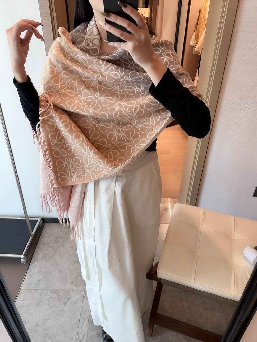 Loewe 新款披肩围巾 - 優雅な柔らかさと独特なデザイン