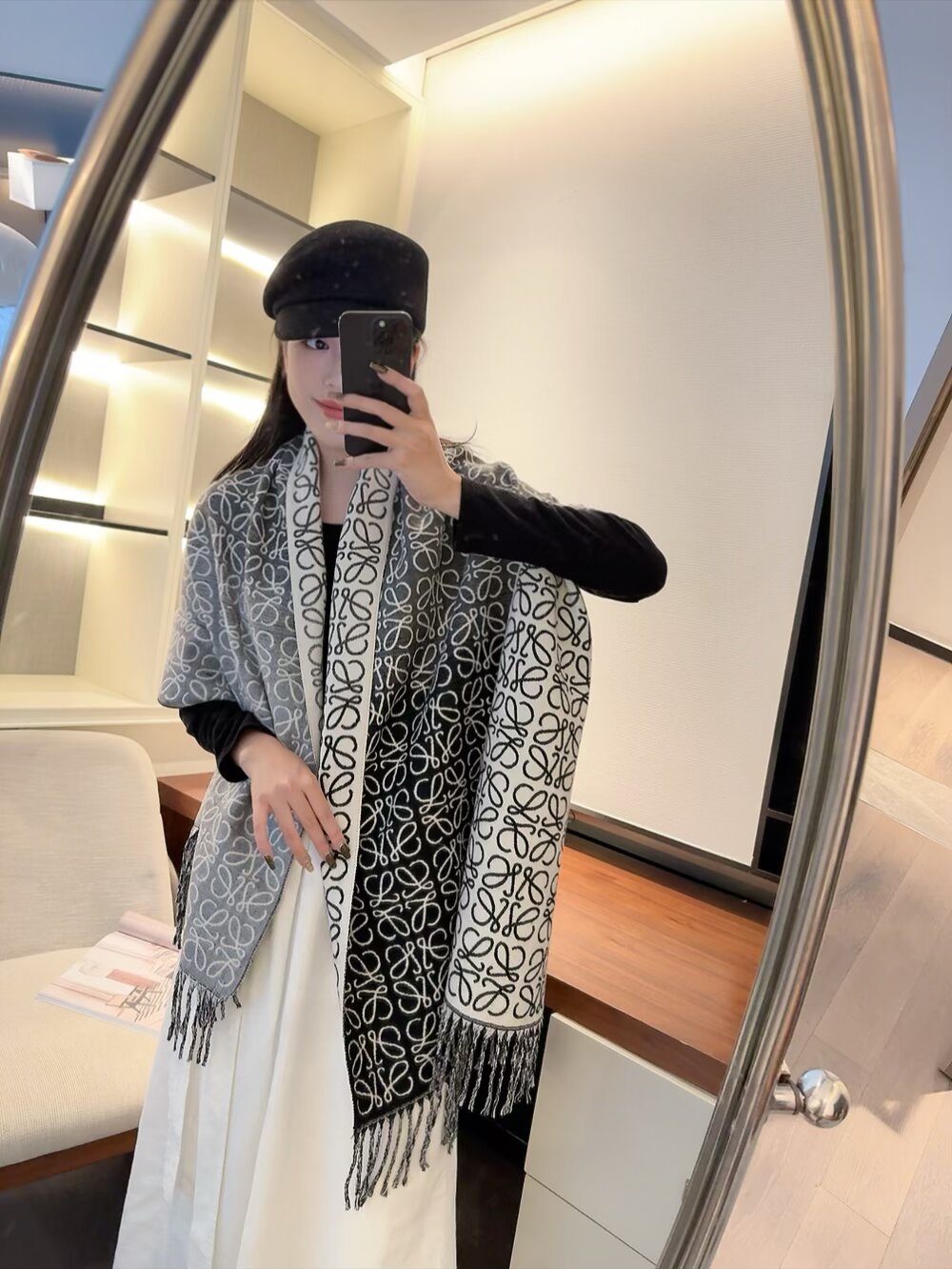 Loewe 新款披肩围巾 - 優雅な柔らかさと独特なデザイン