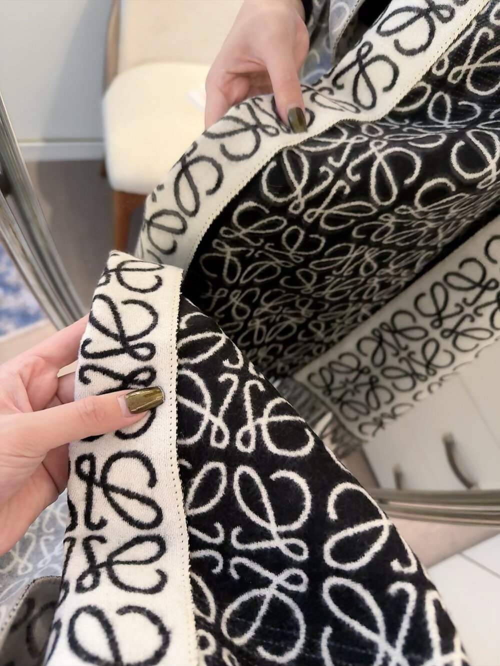 Loewe 新款披肩围巾 - 優雅な柔らかさと独特なデザイン