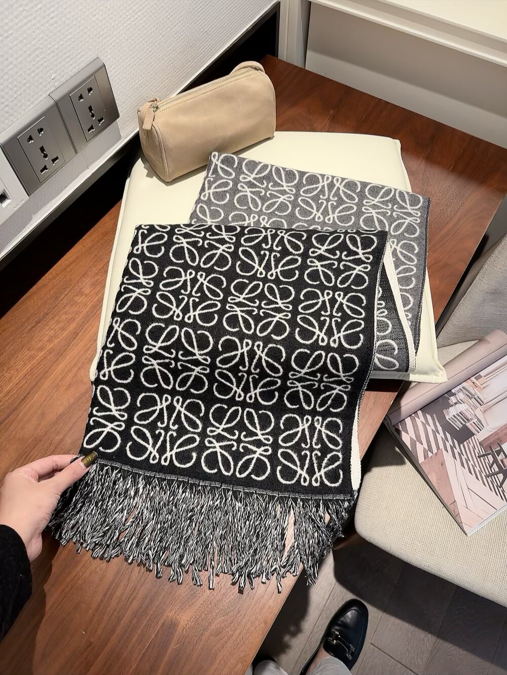 Loewe 新款披肩围巾 - 優雅な柔らかさと独特なデザイン