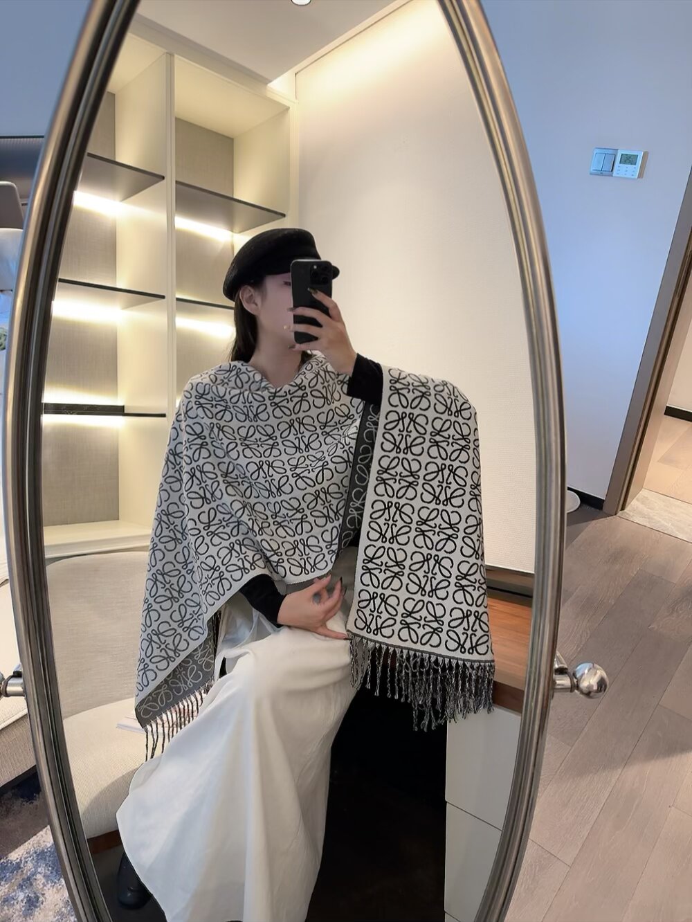 Loewe 新款披肩围巾 - 優雅な柔らかさと独特なデザイン