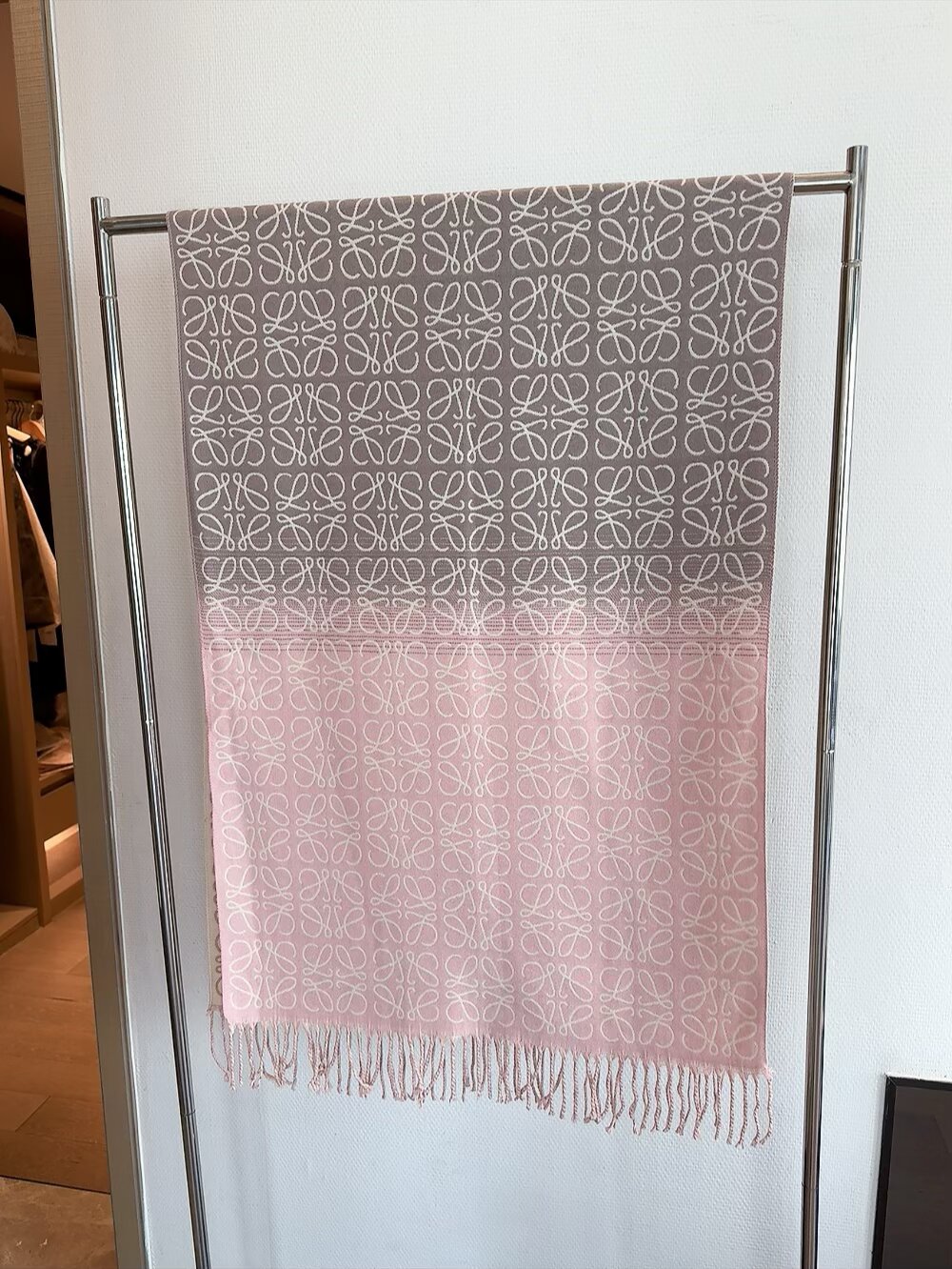 Loewe 新款披肩围巾 - 優雅な柔らかさと独特なデザイン