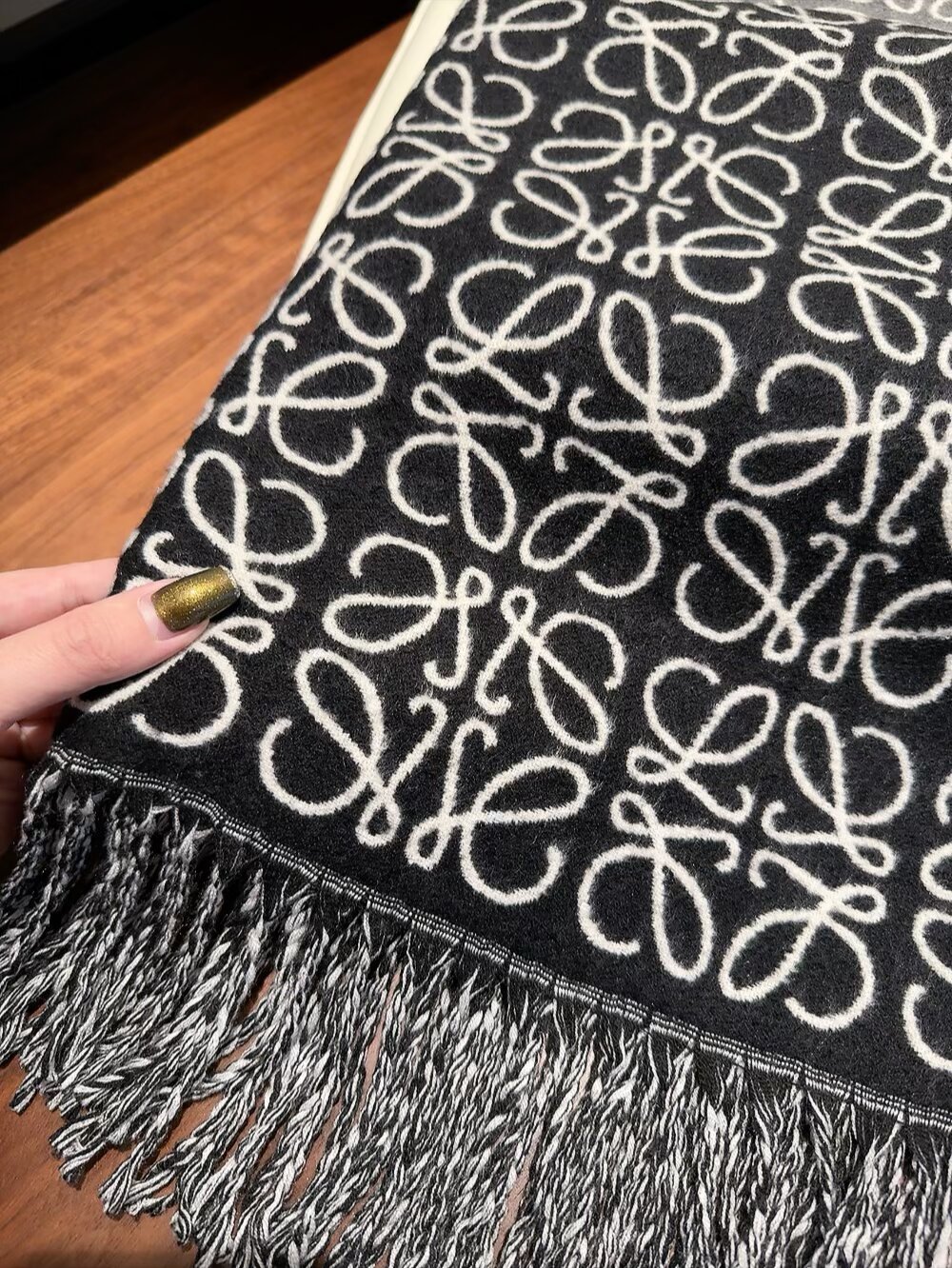 Loewe 新款披肩围巾 - 優雅な柔らかさと独特なデザイン