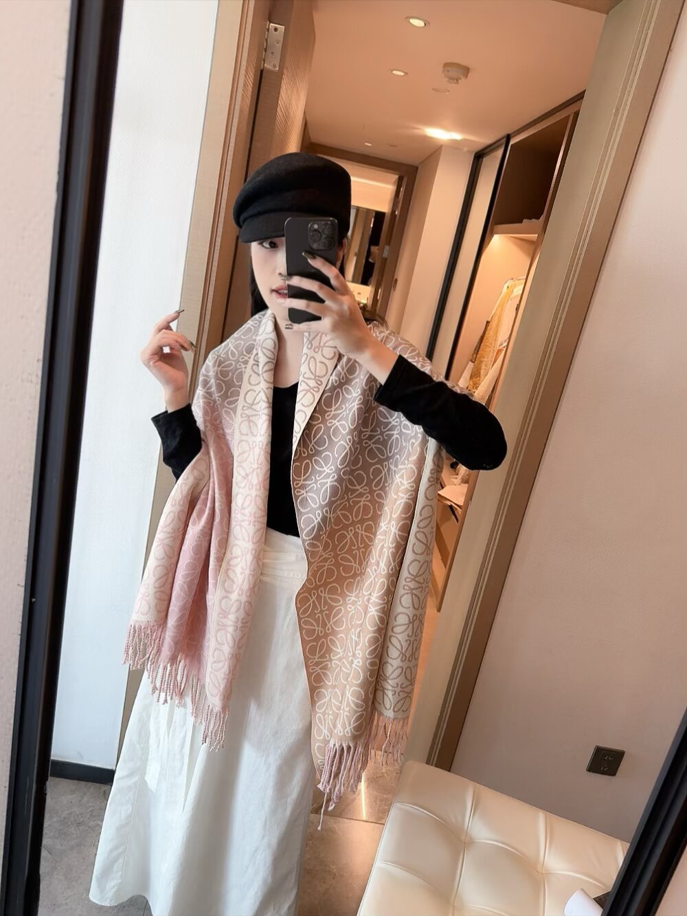 Loewe 新款披肩围巾 - 優雅な柔らかさと独特なデザイン