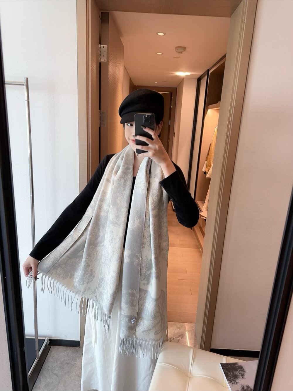 NO:603327,Batch [DIOR Dior] cashmere scarf. Beautiful color. The latest cashmere style from the popular counter. Super versatile!  Super elegant!  !  Love it, love it. Cashmere with such a large proportion of cashmere imported from Kashmir is really super rare! Cashmere is known as the 'soft gold' in the world, and it feels soft and delicate. This scarf is super large, and the size is up to 100%! The whole scarf is double-sided, whether it is used to make a scarf or a shawl, it is the best choice! Ordinary scarf, ordinary scarf, dior, dior, gold, shawls19860909批【DIOR 迪奥】 山羊绒围巾啦 绝美配色 爆款专柜最新款式 羊绒 超百搭！超显气质！！大爱大爱 采用克什米尔进口羊绒这么大比重的羊绒真的超级少见!羊绒有世界公认的“软黄金”之称,手感柔软细腻这款围巾超级大,尺寸达到!整体是双面织造的 ,不管是拿来做围巾做披肩 都是不二的选择!普通围巾,普通围巾,dior,dior,gold,shawls,scarf