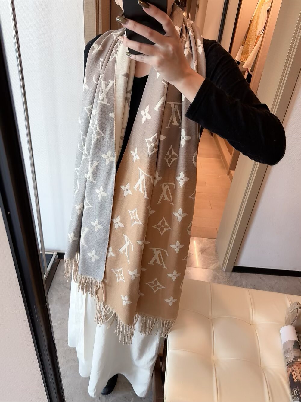 NO:603136,L gradient. Super nice color. The real thing is much more beautiful than the photo. Seamless transitional gradient. Full marks for the difficulty of the process. The best raw materials. No need to pull hair. Full marks for the hand feel. It is simply impossible for ordinary J goods to do. The original version has the same style number and many details. It can stand up to the counter. It is the most eye-catching combination in autumn. Don’t miss it. Little sisters. Specification: 68*200. Ordinary scarf. Ordinary scarf.19860909L渐变 超级好看的颜色 实物远比照片美 无痕的过渡渐变 工艺难度满分 最好的原料 不需要拉毛一样手感满分 一般j货根本无法做到,原版对款号标码,细节一样不少 经得起专柜对不 自留款 秋季最亮眼的搭配 不可错过哦 小姐妹们 规格68*200 普通围巾,普通围巾,scarf