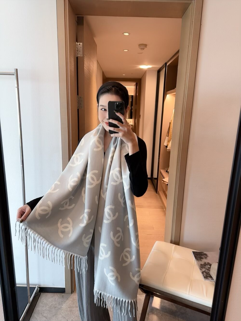 NO:603145,Batch of super warm Chanel autumn and winter new styles!  !  !  What I can guarantee is that the upper body will definitely like it. My old friend closes his eyes and enjoys the product of cashmere and heavy embroidery. Rejoice!  !  !  Matches everything, holds everything, puts it on, and it pulls me in!  !  !  !  !  It’s so classy, ​​so good!  !  !  The upper body effect is even more like a lady's beauty, showing women's high-end and high-end to the extreme!  !  !  The combination of the front and back materials is truly high-end and fashionable, and the temperament is so tasteful!  !  The size of 65*180 is very aura!  !  Two colors. Ordinary scarf, ordinary scarf, chanel19860909批超级保暖Chanel秋冬新款！！！我能保证的是上身一定会喜欢,老友闭眼入,羊绒和重工刺绣的产物,欢喜！！！搭配一切,HOLD住一切,一披,拽得我的啊！！！！！太显档次,太显好了！！！上身效果更是贵妇级别的美,将女性的高级,高端简直展现到极致！！！正反面材质这样的结合真心是纯粹的高级和时髦感,气质太有品味！！65*180的尺寸,非常有气场！！两个色.普通围巾,普通围巾,chanel,scarf