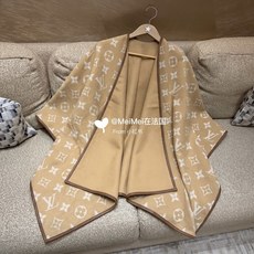 便宜版本🆕 贵气感精髓在细节|羊皮滚边老花斗篷 谁能拒绝一件把细节拉满的老花斗篷🤎 经典满印LV老花提花,复古氛围感在线 便宜版本🆕 贵气感精髓在细节|羊皮滚边老花斗篷 谁能拒绝一件把细节拉满的老花斗篷🤎 经典满印LV老花提花,复古氛围感在线