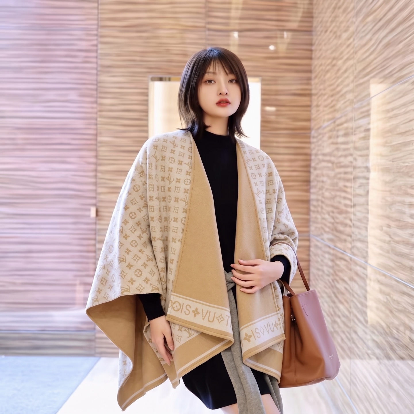便宜版本🆕 终于盼来了🤩驴的一款爆款斗篷 价格超美丽，羊毛🐑加羊绒混纺面料，保暖性搭配性都非常在线，颜色也是经典的深棕色