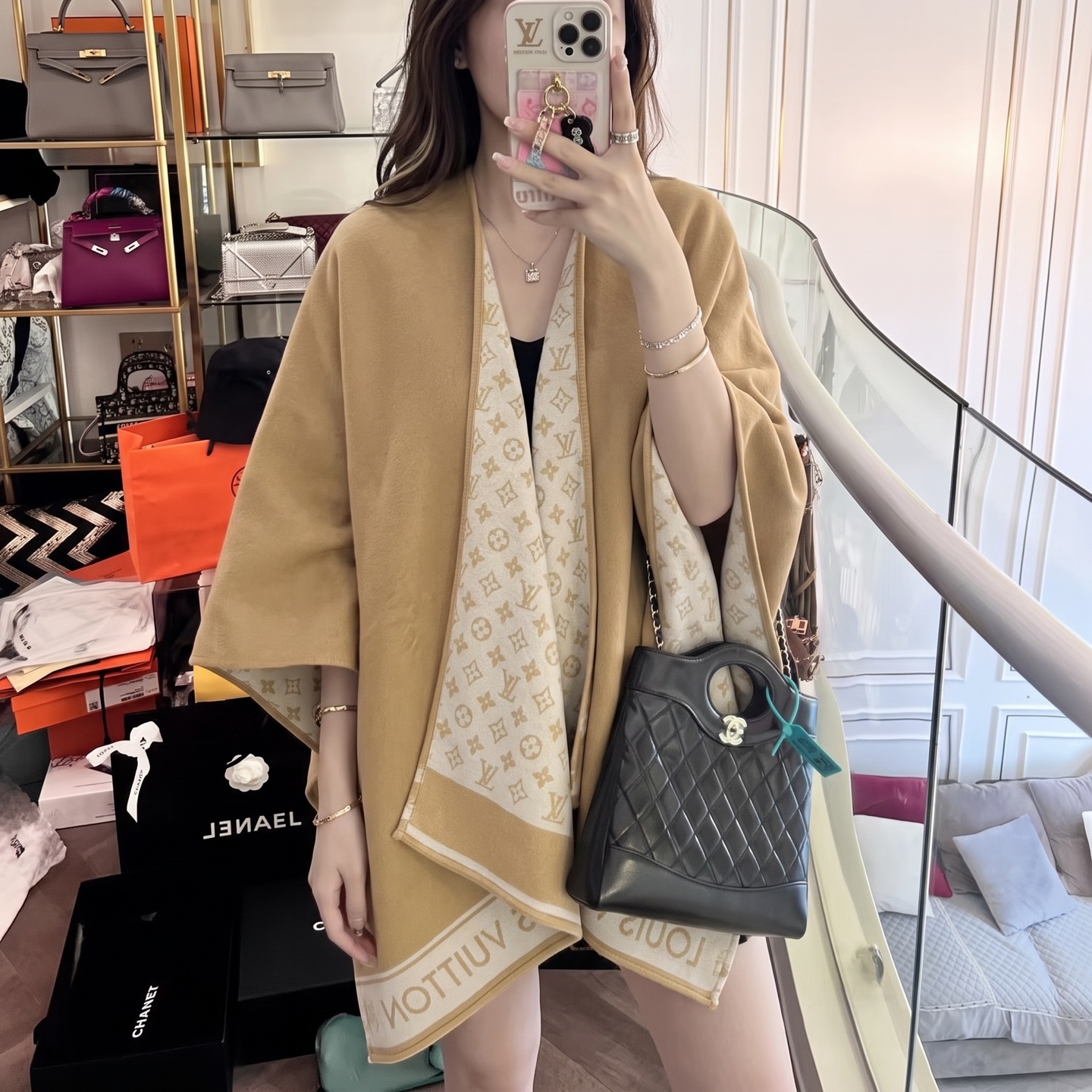 便宜版本🆕 终于盼来了🤩驴的一款爆款斗篷 价格超美丽，羊毛🐑加羊绒混纺面料，保暖性搭配性都非常在线，颜色也是经典的深棕色