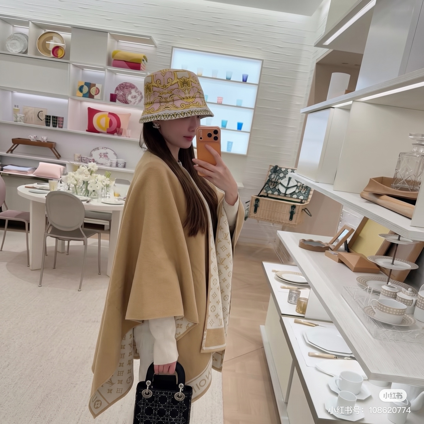 便宜版本🆕 终于盼来了🤩驴的一款爆款斗篷 价格超美丽，羊毛🐑加羊绒混纺面料，保暖性搭配性都非常在线，颜色也是经典的深棕色