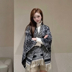 便宜版本🆕 Dior双面斗篷|一件解锁两种高级感💫 谁懂这件双面披肩斗篷的魅力! 一面是经典D字母锁链老花,黑白配色复古 便宜版本🆕 Dior双面斗篷|一件解锁两种高级感💫 谁懂这件双面披肩斗篷的魅力! 一面是经典D字母锁链老花,黑白配色复古