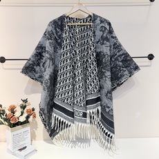 便宜版本🆕 Dior双面斗篷|一件解锁两种高级感💫 谁懂这件双面披肩斗篷的魅力! 一面是经典D字母锁链老花,黑白配色复古 便宜版本🆕 Dior双面斗篷|一件解锁两种高级感💫 谁懂这件双面披肩斗篷的魅力! 一面是经典D字母锁链老花,黑白配色复古