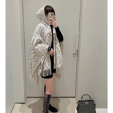 便宜版本【▪️同步专柜!Fendi限量款连帽斗篷披肩】重磅!!纯羊绒打造!!此款FF披风是Fendi芬迪秋冬限量新款!有 便宜版本【▪️同步专柜!Fendi限量款连帽斗篷披肩】重磅!!纯羊绒打造!!此款FF披风是Fendi芬迪秋冬限量新款!有