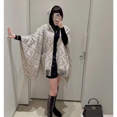 便宜版本【▪️同步专柜!Fendi限量款连帽斗篷披肩】重磅!!纯羊绒打造!!此款FF披风是Fendi芬迪秋冬限量新款!有 便宜版本【▪️同步专柜!Fendi限量款连帽斗篷披肩】重磅!!纯羊绒打造!!此款FF披风是Fendi芬迪秋冬限量新款!有