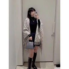 便宜版本【▪️同步专柜!Fendi限量款连帽斗篷披肩】重磅!!纯羊绒打造!!此款FF披风是Fendi芬迪秋冬限量新款!有 便宜版本【▪️同步专柜!Fendi限量款连帽斗篷披肩】重磅!!纯羊绒打造!!此款FF披风是Fendi芬迪秋冬限量新款!有