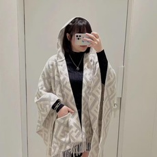 便宜版本【▪️同步专柜!Fendi限量款连帽斗篷披肩】重磅!!纯羊绒打造!!此款FF披风是Fendi芬迪秋冬限量新款!有 便宜版本【▪️同步专柜!Fendi限量款连帽斗篷披肩】重磅!!纯羊绒打造!!此款FF披风是Fendi芬迪秋冬限量新款!有