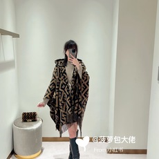便宜版本【▪️同步专柜!Fendi限量款连帽斗篷披肩】重磅!!纯羊绒打造!!此款FF披风是Fendi芬迪秋冬限量新款!有 便宜版本【▪️同步专柜!Fendi限量款连帽斗篷披肩】重磅!!纯羊绒打造!!此款FF披风是Fendi芬迪秋冬限量新款!有
