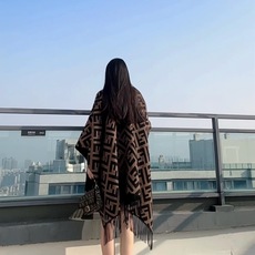 便宜版本连帽口袋款【▪️同步专柜!Fendi限量款连帽斗篷披肩】重磅!!纯羊绒打造!!此款FF披风是Fendi芬迪秋冬限 便宜版本连帽口袋款【▪️同步专柜!Fendi限量款连帽斗篷披肩】重磅!!纯羊绒打造!!此款FF披风是Fendi芬迪秋冬限
