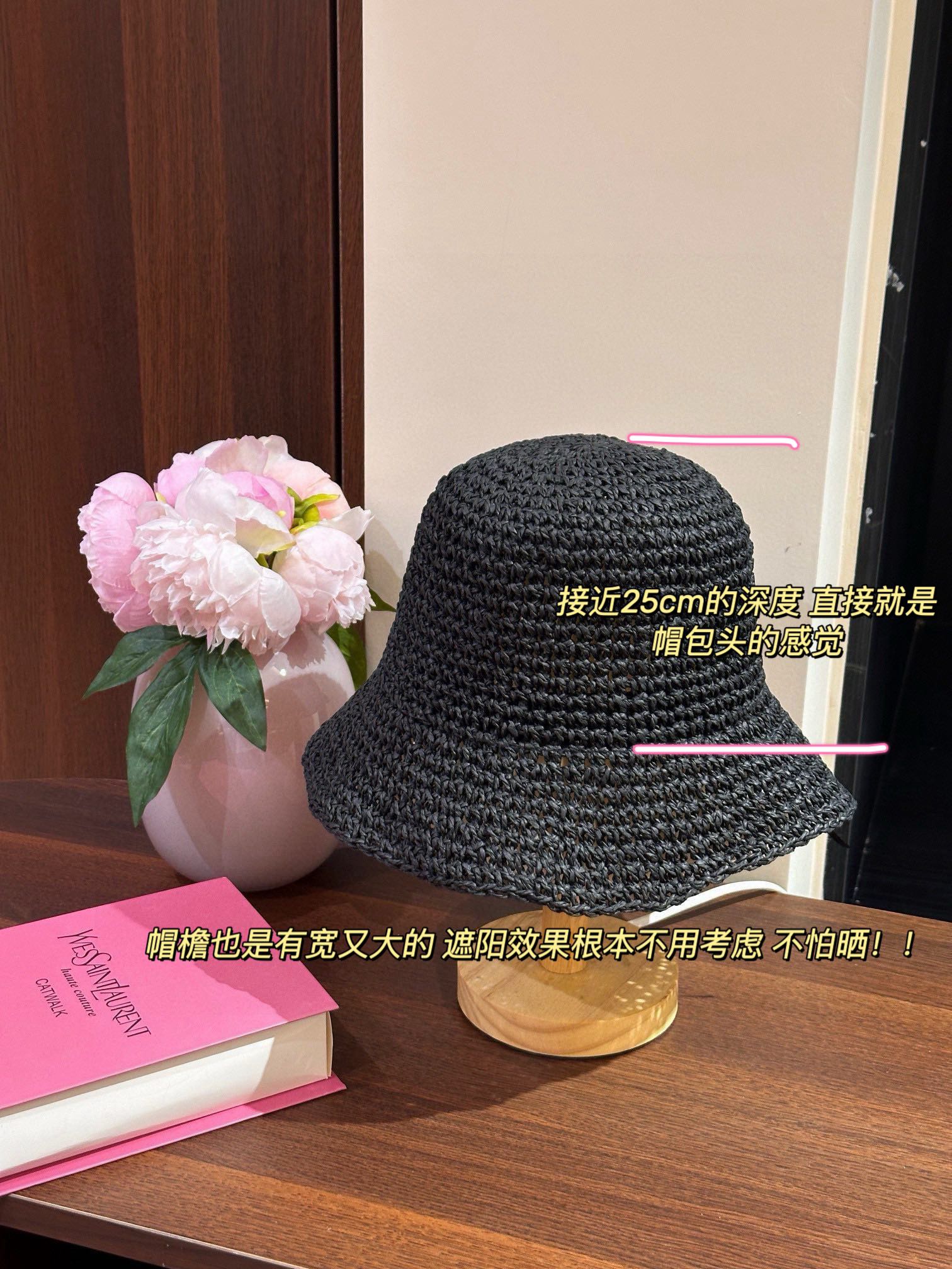 NO:811590,The “lampshade” fisherman hat is really nice and curved!  !  You can also adjust the size of the head circumference and fold it at will without leaving any traces. It is a magical treasure sun hat that can give you whatever shape you want. It is purely hand-knitted so you can feel the craftsmanship of the master. The hat tube is particularly deep and the brim has a special crochet design. The wide brim can also be rolled up to look British. Women all over the Internet love small straw hats like crazy. You all squat with two hands, hats, scarves, socks, espadrilles, socks, hats19860909“灯罩子”渔夫帽确实好看 有弧度的！！还可以可以调节头围大小 随意折叠也不怕有痕迹,就是一种你想要啥造型它就能给你什么的神奇宝藏遮阳帽. 纯手工编织 所以更能感受到老师傅的匠心工艺 帽筒特别深 帽檐又专门的钩织设计,宽宽的大帽檐还可以卷起来就是英伦范儿 全网女人爱疯了小草帽 你们人手2只蹲好,帽子.围巾.袜子,espadrilles,socks,hats,accessory
