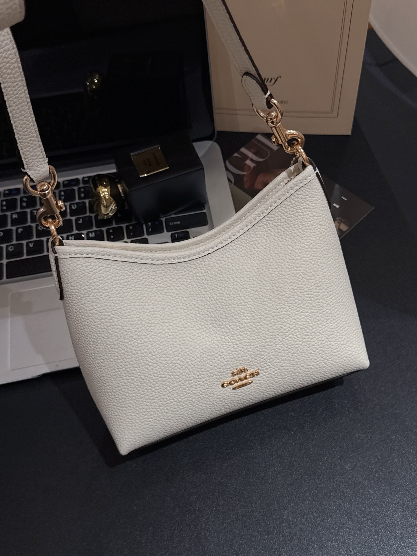 NO:810144,All leather white and black, close your eyes and do it!  !  Full head layer, the price is really good, and it is a minimalist design that is a long-term favorite. Whether it is the feel of the leather or the design of the bag, there is no fault at all. It is easy to carry!  !  Not picky about people or age at all, trendy department store19860909全皮白色和黑色 闭眼搞啊啊！！全头层 这个价格真的赚而且是长期主义最爱的极简设计 无论是皮料手感还是包型设计 一点毛病都没用 很好背！！一点不挑人不挑年龄,潮品百货,accessory