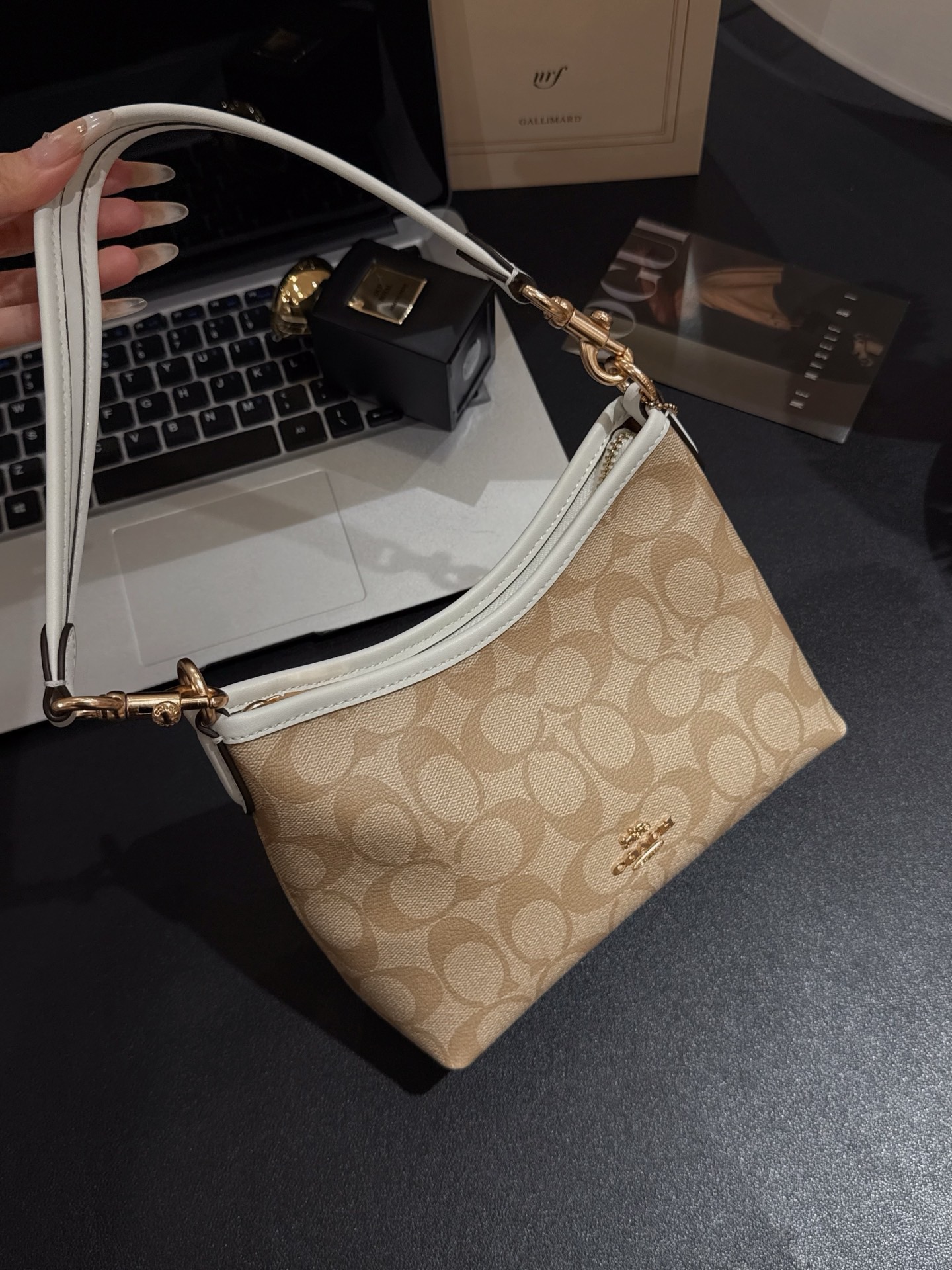 NO:810136,White khaki and khaki flower are the most classic and iconic colors. Every girl’s dream bag. The best little hobo bag to carry. It comes with two shoulder straps. You can also DIY your own chain according to your preference. It is versatile and beautiful. No matter how long you carry it, you will still be attracted by it!  !  , trendy department store19860909白卡其和卡其花 它家最最经典的标志性配色 所有女生的梦中情包 最好背的小流浪包 自带两根肩带 也可以根据喜好自己搭配链条diy 百搭又好看 无论背多久都依然会为它保持心动！！,潮品百货,accessory