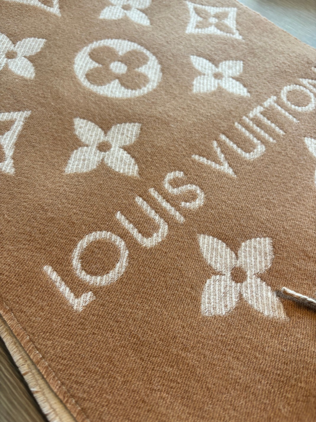 100% virgin lamb wool, harvested from the lamb's first shearing. Excepti - Scarf