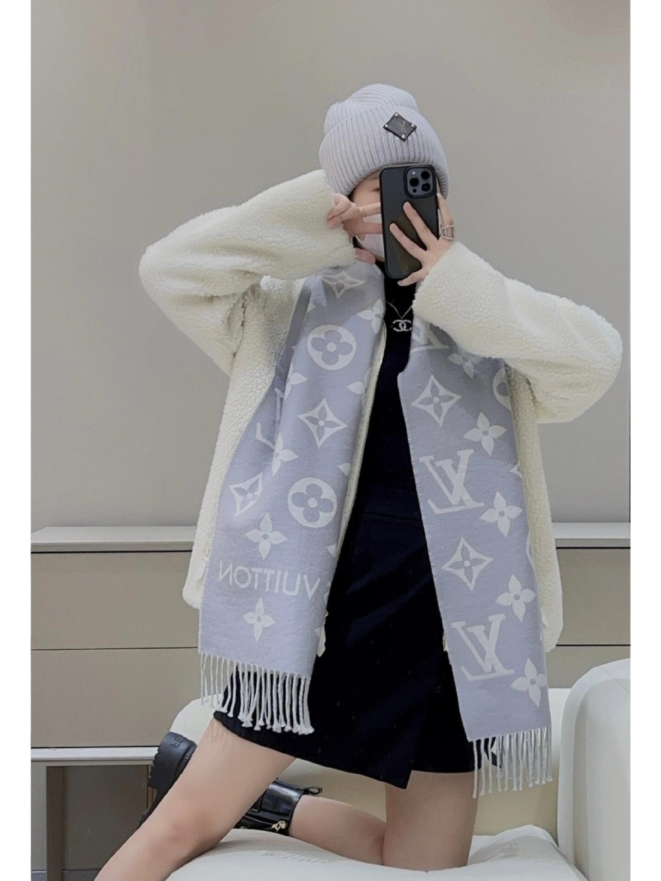 Grey: A cool-toned shade designed to contrast against black down jackets - Clothes 4
