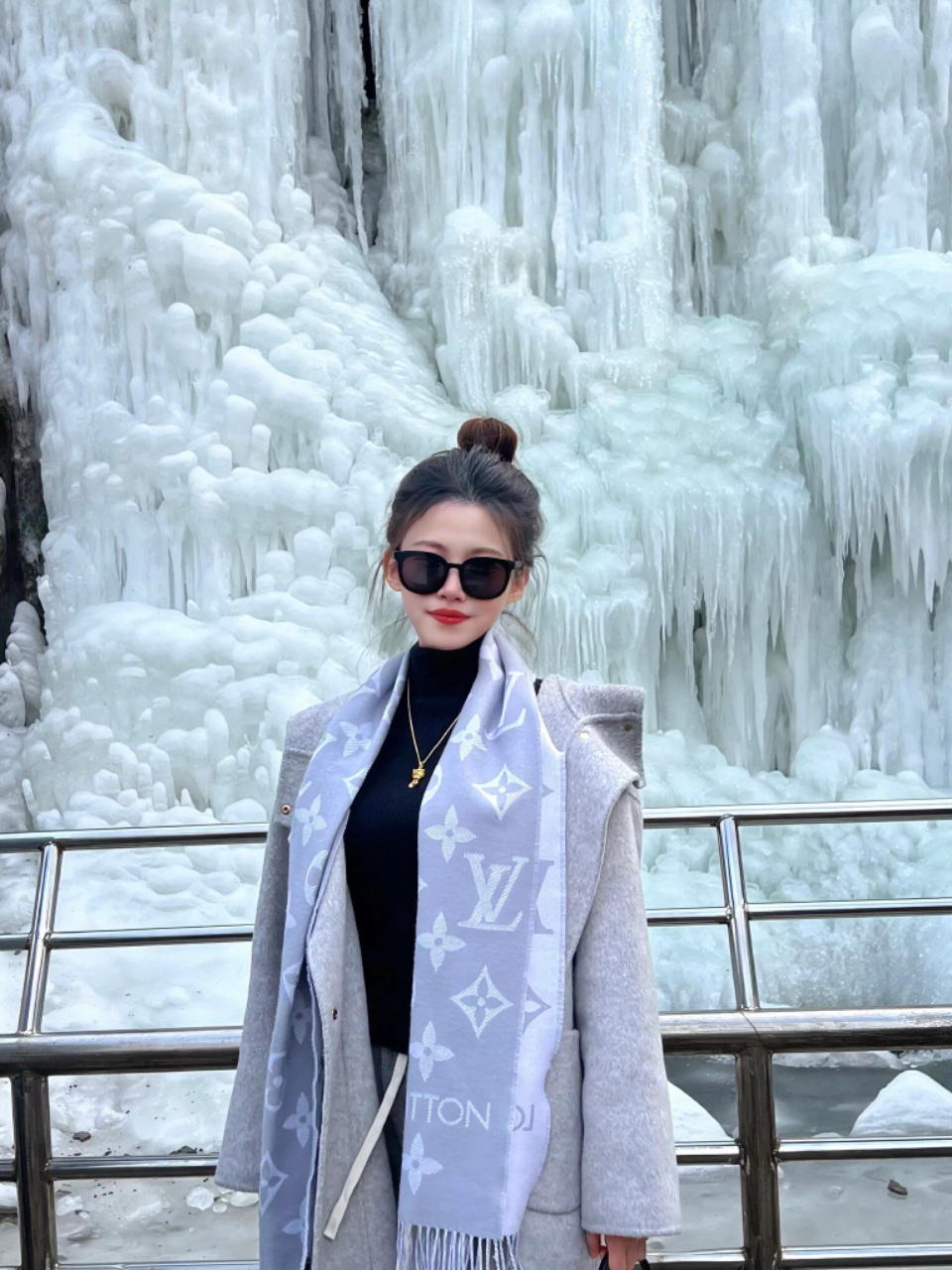 Grey: A cool-toned shade designed to contrast against black down jackets - Clothes 2