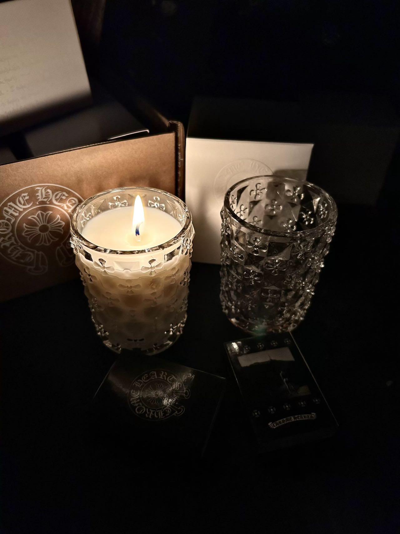 The high-end wooden fragrance reminds people of the warm fireplace in a - Perfume 2