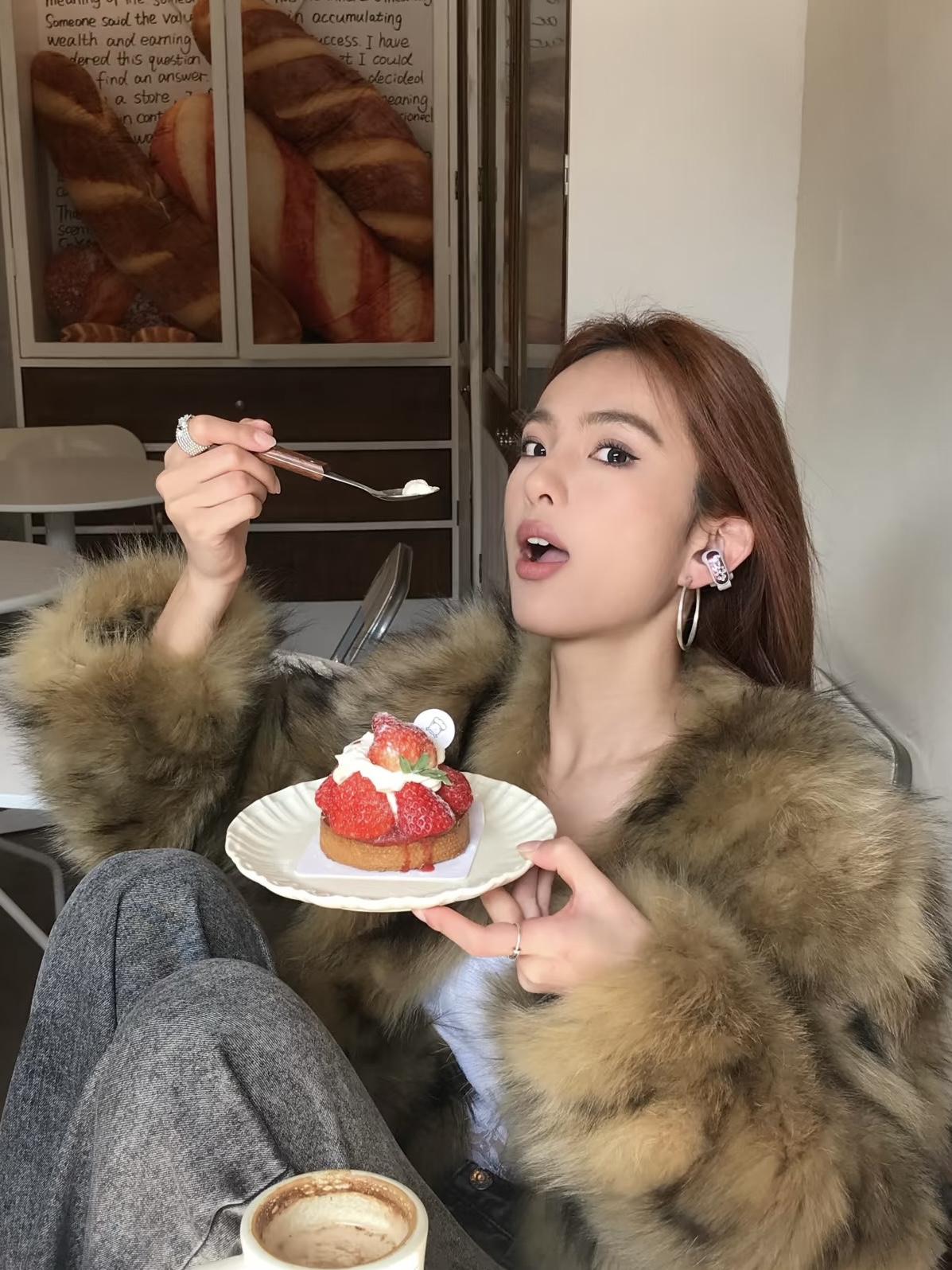 颜色美到不行，日落的渐变色既热烈又低调🌄。第一次尝试开放式耳机的款式，佩戴起来感觉又酷又特别！ 7