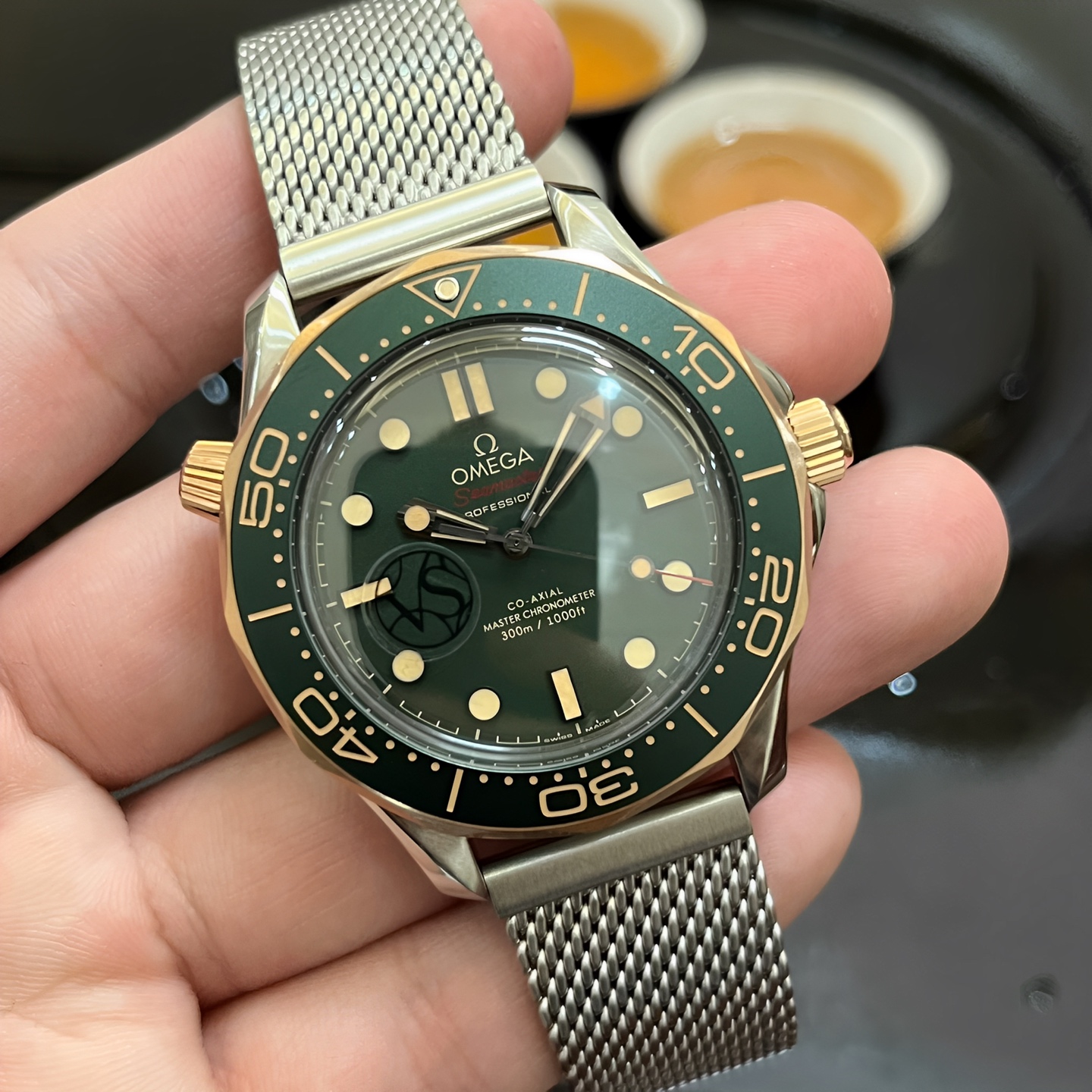 NO:337466,The new Seamaster series Mi watch is on the market. The design inspiration for this new work is from the same seamaster worn by James Bond in the movie>. The overall style is quite historical. The retro feels full of technical highlights: 1 The new model uses a 42mm case. It is paired with an authentic sapphire crystal glass with the same curve. 2 Milan chain is hard and soft, which has the wear resistance of the metal chain belt, and the comfort of wearing the belt. It can be said that the advantages of the two are combined into one. 3 The green bezel and dial are made of oxalic acid anodized aluminum  This special craft makes the green more vivid and layered, and the circle mouth is literally matched with a diving scale covered with a retro-style Super-LumiNova luminous coating, which emits super strong ice royal blue luminous light in a dim environment. The 4 pointer is treated with PVD and presents a bronze gold color, forming a bright and harmonious contrasting color combination with the green dial. 5 is equipped with the Calibre 8806 Master Chronicle movement, which is 25,200 times per hour (3.5 Hz), and is equipped with Omega's signature coaxial escapement mechanism and a single barrel. It can provide a 72-hour power reserve. Through the mirror on the back of the watch, you can give a detailed appreciation of the Geneva pattern and the automatic oscillator marked with red lacquer. The original one-to-one reproduction is a masterpiece, welcome to taste it!  Welfare!  !  !  From now on, buy mesh belt styles and get a set of original fluoroelastic straps, omega19860909胶带 钢带 全新海马系列米腕表强势登场,此次新作设计灵感源自于电影>中的詹姆斯.邦德佩戴的海马同款 整体颇具历史气息 复古感拉满技术亮点 :1新款采用42毫米表壳.搭配正品一样弧度的锅盖蓝宝石水晶玻璃.2米兰链刚中带柔,既有金属链带的耐磨,耐腐蚀等特点,又有皮带的佩戴舒适性,可以说集两者的优点于一身.3绿色表圈和表盘以草酸阳极氧化铝制成 这种特殊工艺得绿色更加鲜艳且富有层次感,并且圈口,字面搭配覆以复古风格Super-LumiNova夜光涂层的潜水刻度,在光线昏暗的环境下发出超强冰宝蓝夜光.4指针经PVD工艺处理呈现出青铜金色彩,与绿色表盘形成了鲜明而又和谐的撞色搭配. 5搭载Calibre 8806至臻天文台机芯,该机芯振频25,200次/小时(3.5赫兹),装配欧米茄标志性同轴擒纵机制和单发条盒,能够提供72小时动力储存,透过表背镜面,可以细赏装饰日内瓦纹,标注红色亮漆字样的自动摆陀. 原版一比一复刻 匠心力作,欢迎各位表友品鉴！福利！！！即日起,购买网带款式送原厂氟橡胶表带一套,,omega,Watch