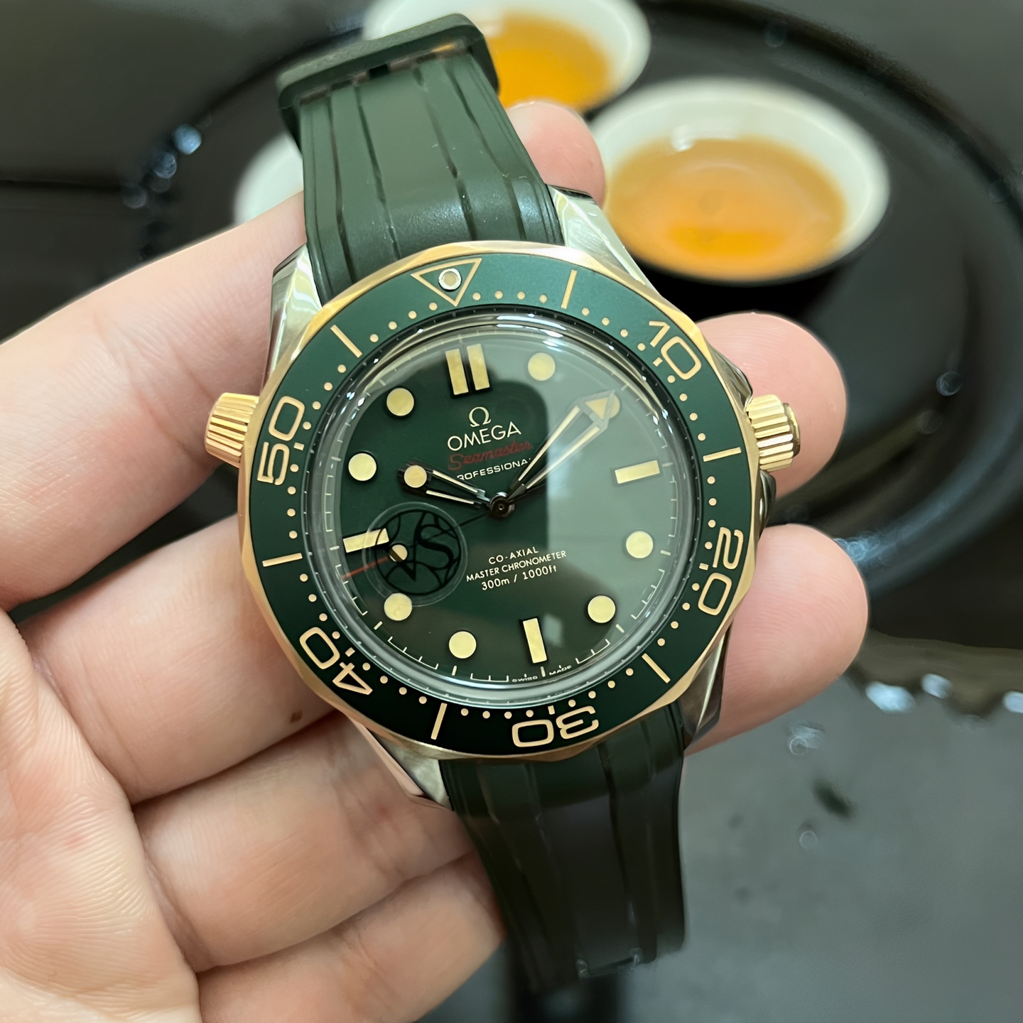 NO:337840,Tape and steel belt The new Seamaster series Mi watch is on the stage. The design inspiration for this new work is from the same seamaster worn by James Bond in the movie>. The overall style is quite historical and retro. The technical highlights are full of technical highlights: 1 The new model uses a 42mm case. It is paired with an authentic sapphire crystal glass with the same curve. 2 Milan chain is firm and soft, which has the wear resistance of the metal chain belt, and the comfort of wearing the belt. It can be said that the advantages of the two are combined into one. 3 The green bezel and dial are made of oxalic acid anodized aluminum  This special craft makes the green more vivid and layered, and the circle mouth is literally matched with a diving scale covered with a retro-style Super-LumiNova luminous coating, which emits super strong ice royal blue luminous light in a dim environment. The 4 pointer is treated with PVD and presents a bronze gold color, forming a bright and harmonious contrasting color combination with the green dial. 5 is equipped with the Calibre 8806 Master Chronicle movement, which is 25,200 times per hour (3.5 Hz), and is equipped with Omega's signature coaxial escapement mechanism and a single barrel. It can provide a 72-hour power reserve. Through the mirror on the back of the watch, you can give a detailed appreciation of the Geneva pattern and the automatic oscillator marked with red lacquer. The original one-to-one reproduction is a masterpiece, welcome to taste it!  Welfare!  !  !  From now on, buy mesh belt styles and get a set of original fluoroelastic straps, omega19860909胶带、钢带 全新海马系列米腕表强势登场,此次新作设计灵感源自于电影>中的詹姆斯.邦德佩戴的海马同款 整体颇具历史气息 复古感拉满技术亮点 :1新款采用42毫米表壳.搭配正品一样弧度的锅盖蓝宝石水晶玻璃.2米兰链刚中带柔,既有金属链带的耐磨,耐腐蚀等特点,又有皮带的佩戴舒适性,可以说集两者的优点于一身.3绿色表圈和表盘以草酸阳极氧化铝制成 这种特殊工艺得绿色更加鲜艳且富有层次感,并且圈口,字面搭配覆以复古风格Super-LumiNova夜光涂层的潜水刻度,在光线昏暗的环境下发出超强冰宝蓝夜光.4指针经PVD工艺处理呈现出青铜金色彩,与绿色表盘形成了鲜明而又和谐的撞色搭配. 5搭载Calibre 8806至臻天文台机芯,该机芯振频25,200次/小时(3.5赫兹),装配欧米茄标志性同轴擒纵机制和单发条盒,能够提供72小时动力储存,透过表背镜面,可以细赏装饰日内瓦纹,标注红色亮漆字样的自动摆陀. 原版一比一复刻 匠心力作,欢迎各位表友品鉴！福利！！！即日起,购买网带款式送原厂氟橡胶表带一套,,omega,Watch