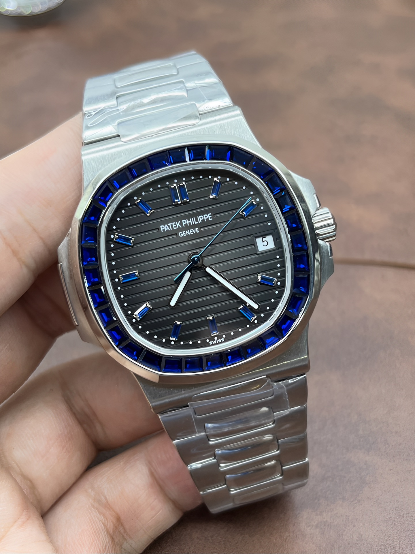 NO:726085,White diamonds Colored diamonds GR Factory Patek Philippe PP Nautilus 5711 Diamond limited edition series SR1 Nautilus series Produced by GR factory, giving you the most luxurious experience. The perfect combination of stainless steel and diamonds combines gorgeousness and sportiness very cleverly. Exquisite diamonds are inlaid on the case, reflecting each other's beautiful light. The blessing of rubies and emeralds makes the Nautilus more elegant.  The case size is 40mm, and the mirror is made of scratch-resistant and bump-resistant sapphire crystal. There is a calendar window at 3 o'clock, with a classic three-hand design, which does not appear complicated and redundant. The gem-cut scales echo the bezel, forming a beautiful visual feast. GR spared no effort to restore the authentic Cal.324 movement. It is meticulous in both appearance and performance, and perfectly controls the thickness of the watch head.  The end of watchmaking is art. At the end of Patek Philippe, except for super complex works, colored gemstones are the hardest to get. It is even more difficult to get white, green, red and blue. Regarding gemstones, you can buy T diamonds on T diamonds, and you can buy colored ones. GR factory creates better Nautilus. For the best luxury recommendations for gift giving, please look for the exclusive quality of GR, patek philippe19860909GR 出品 白钻 彩钻  GR Factory 百达翡丽 PP 鹦鹉螺5711 镶钻限量版系列 SR1鹦鹉螺系列 GR factory出品,给您最奢华的体验 精钢材质和钻石的完美搭配,把华丽感与运动感结合在一起十分巧妙.一颗颗精美的钻石被镶嵌在表壳上,交相辉映出一种美丽的光芒. 红宝石与祖母绿的加持让鹦鹉螺更显优雅气质 表壳尺寸40mm、镜面采用抗刮花,耐磕碰的蓝宝石水晶玻璃.3点位设有日历窗口,搭配经典的大三针设计,不会显得复杂多余,宝石切割而成的刻度与圈口相呼应,共同组成靓丽的视觉盛宴 GR不遗余力,还原正品Cal.324机芯,无论外观或是性能都是一丝不苟,完美的控制了表头的厚度. 制表的尽头是艺术,在百达翡丽的尽头除了超级复杂作品之外,彩色宝石是最难拿到的,凑齐白、绿、红、蓝更是难上加难.关于宝石类作品,能买T钻上t钻,能买彩色买彩色 GR factory打造更优秀的鹦鹉螺 送礼最佳奢华推荐请认准GR独家品质,,patek philippe,Watch