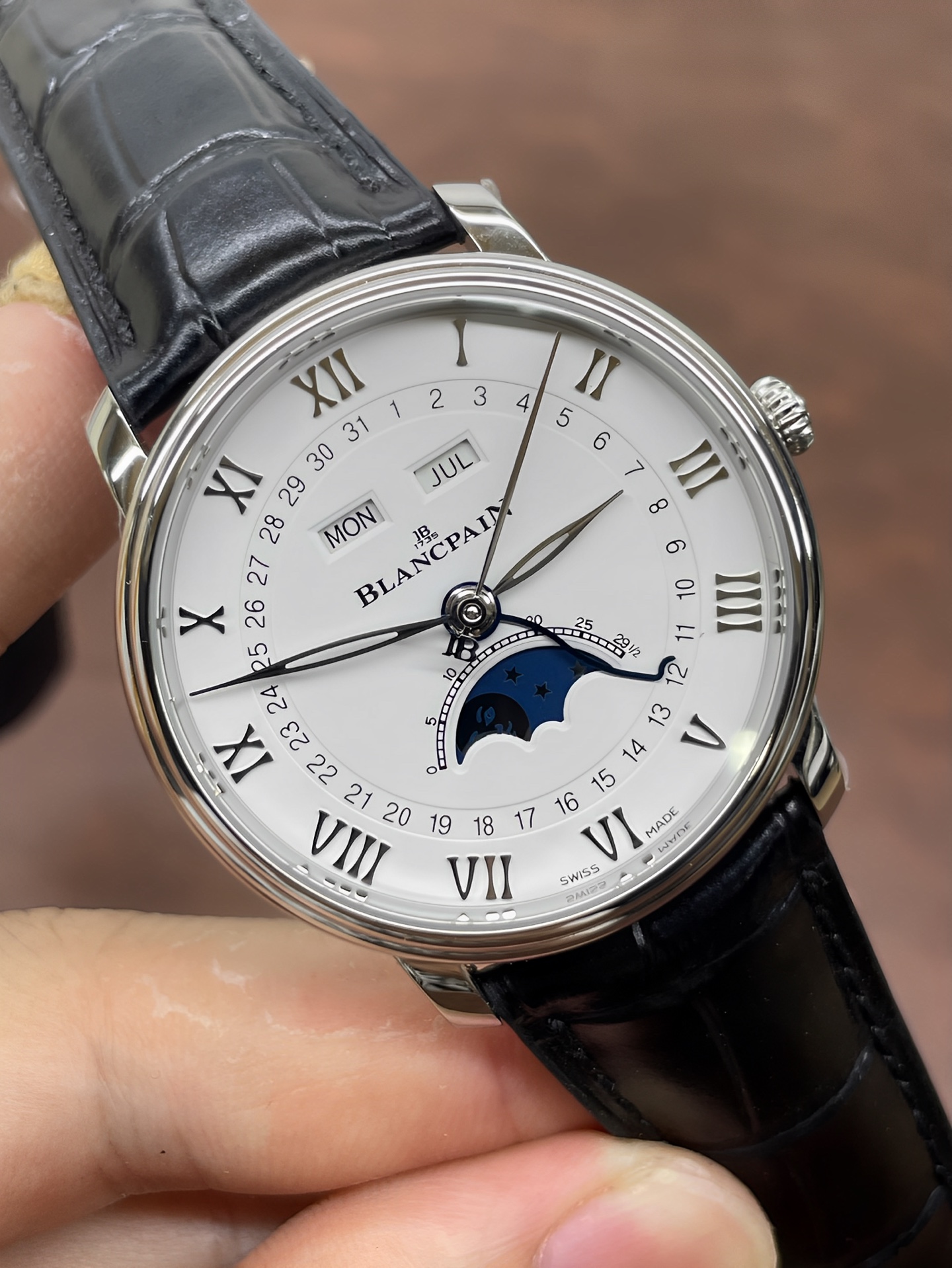 NO:726072,GR Factory's new Blancpain classic series 6654 full calendar moon phase watch 1. Stepped case, simple yet three-dimensional, 40mm diameter. 2. Simple and elegant dial with concentric circle layout, clear and easy to read, peripheral Roman numerals three-dimensional time scale, inner circle calendar indication; 3. Hollow willow leaf hand, logo large second hand, blue steel calendar hand, all three perform their own duties, 11 o'clock and 1 o'clock windows, display the week and month.  Equipped with the 6654.5 self-winding movement, the power reserve is up to 72 hours. The four-way hidden adjustment buttons are cleverly integrated into the watch lugs, taking into account both convenient operation and aesthetic balance. Blancpain’s moon phase face was once talked about by watch friends. The playful little face has the same purpose as the emoji expression. It is not only a tool to record time, but also an art treasure on the wrist, highlighting the noble temperament of the wearer, and can become the focus in both business and leisure occasions.19860909GR Factory新品宝珀经典系列6654全历月相腕表 1阶梯式表壳,简约中有立体感,表径40mm 2素雅表盘,同心圆布局清晰易读,外围罗马字立体时标,内圆日历指示； 3镂空柳叶针、logo大秒针、蓝钢日历针,三者各司其职,11点位与1点位窗口,显示星期与月份. 搭载6654.5自动上链机芯,动力储存长达72小时,四方位隐藏式调校按钮巧妙融入表耳,兼顾便捷操作与美学平衡,宝珀的月相脸一度被表友们津津乐道,俏皮小脸与emoji表情有异曲同工之妙. 它不仅是记录时间的工具,更是腕间的艺术珍品,彰显佩戴者的尊贵气质,无论商务还是休闲场合,都能成为焦点.,,Watch