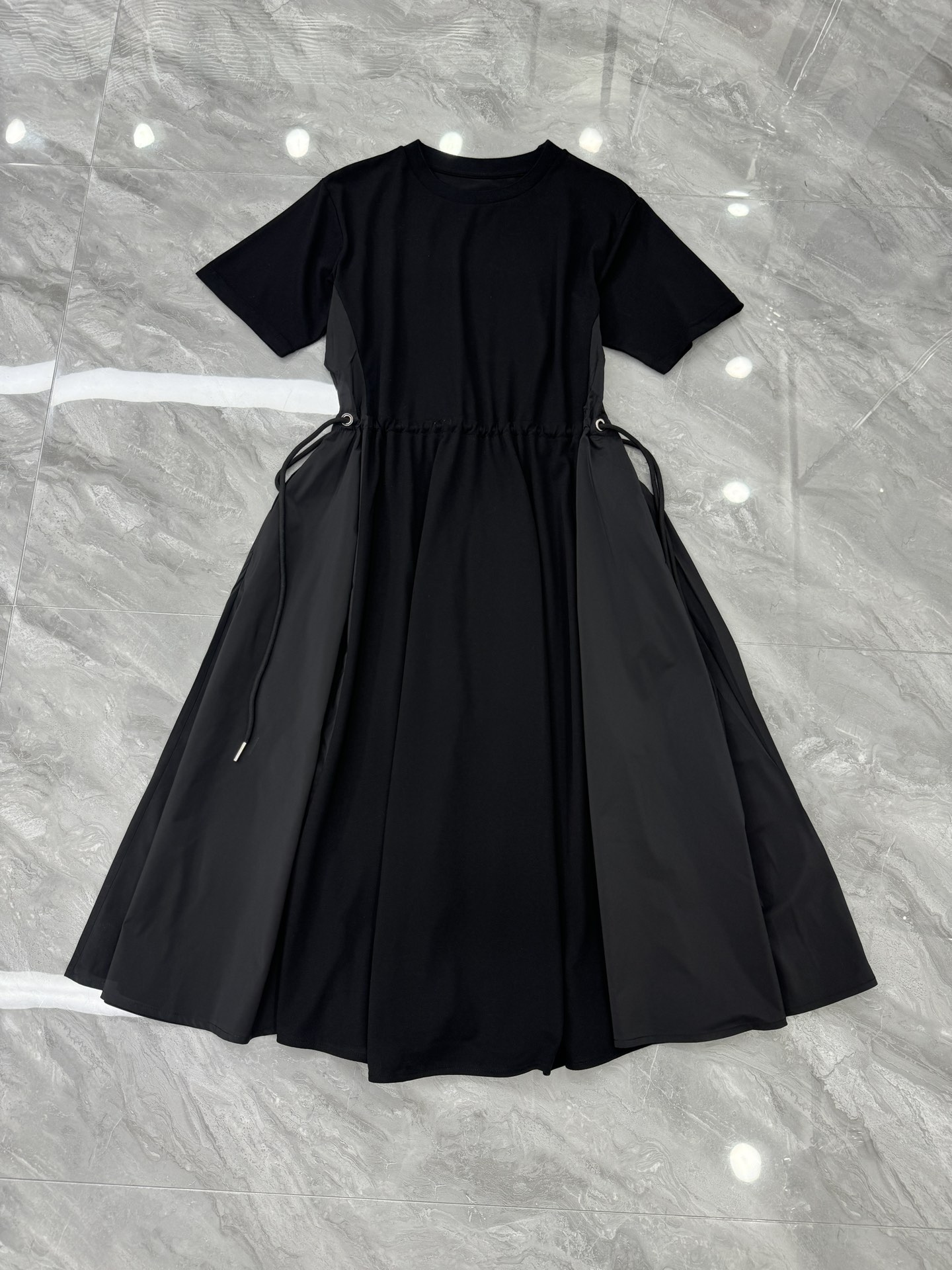 saca*新款日式暗黑系T裙，简约赫本珠地棉拼梭织布小黑裙。黑色的沉稳与包容，即使在夏日也是难掩其不张扬却百搭的实穿性。单层针织螺纹小圆领，不争不俗的表现力，亲和从容，轻落肩直筒式版型，最为舒适的裙形结构，日常上身可以直挂于身，自由垂散的裙身，从上至下的包裹度自由舒张，简单而不无趣，前后腰身内置抽绳，需要时自由抽调腰身松量X型的上身效果，趋利避害整个裙形张弛有度。自由可调的裙形，赋予持久的生命力，跨越年龄线的好穿，整个裙身两种面料的拼接，赋予层次内容大身的珠地网眼结构，全棉的质地细腻软滑自左右腋