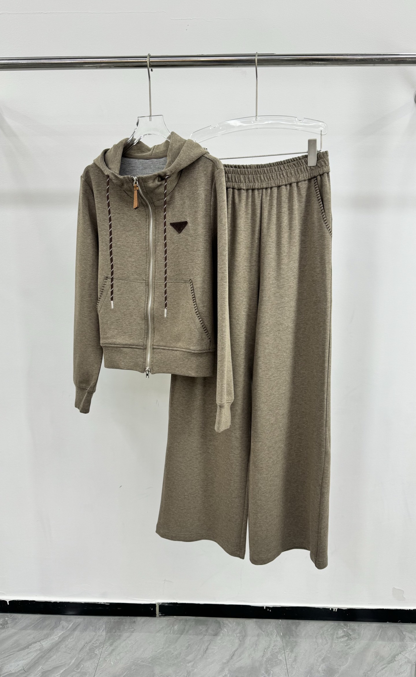 Two-Piece Cotton Blend Sweatsuit: Color Block Hoodie & Wide Leg Pants Set 5 i1757582161224 8217 0 3
