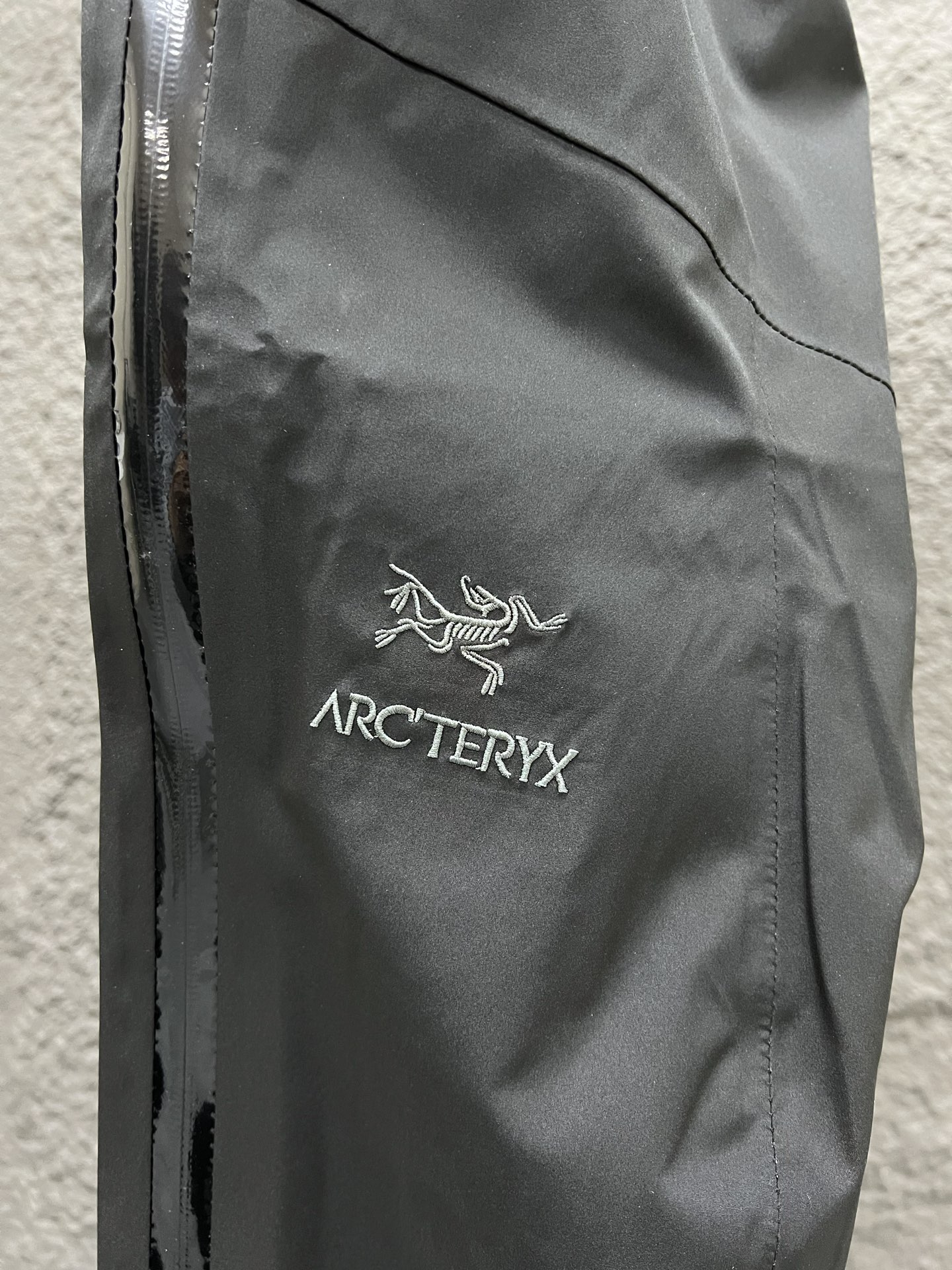 💰180 独家臻品
始祖鸟硬壳拉链裤冲锋裤22FW Arcteryx Beta Pant始祖鸟全拉链长裤30116硬壳冲锋裤户外长裤
今年的始祖鸟似乎开了挂,从户外火到街头甚至时尚圈甚至冬奥会随处可见他的影子,这款裤子又一神裤!秋冬季推出海王星蓝新配色
立体裁剪,弯曲的裤型曲线完美修饰腿型,GOER TEX贴膜面料没有任何束缚感,兼顾防水 耐磨 轻薄的同时,还十分透气清爽!
半拉链的设计以及裤口的按钮固定,可以让你在日常搭配各种各样的鞋子,这款裤子版型极其通勤,不挑身材,保留了原有户外功能的纯粹,同时也融化了机能风的元素,无论是高帮低帮 鞋宽偏窄偏宽都能完美的契合,无论是日常通勤还是约会都可以很好的搭配!
原版一比一定制复合GORE TEX方形格纹面料,面料过工艺涂层 防水过胶 特殊工艺 跟压胶独特工艺,定制原版YKK拉链、logo纽扣,看似简单,实则工序极其复杂!品质天花板级别!
颜色:黑色
尺码:S M L XL
腰围 臀围 裤内长
S 81/2尺4 95 81
M 86 / 2 尺5 100 82
L 94/2尺8 108 83
xl 102/3尺 116 84
推荐尺码
s (80到120斤)
m(120到150斤)
l(150到180斤)
xl(180到210斤)