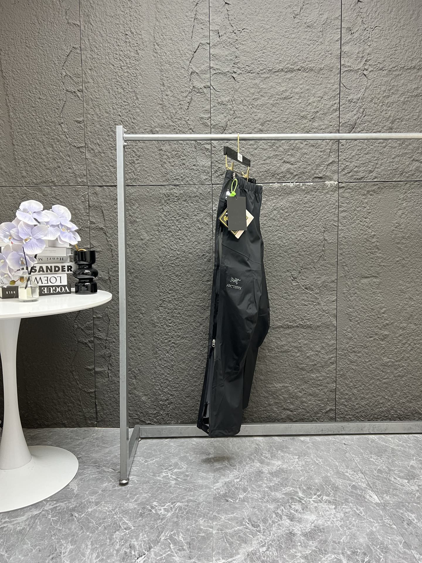 💰180 独家臻品
始祖鸟硬壳拉链裤冲锋裤22FW Arcteryx Beta Pant始祖鸟全拉链长裤30116硬壳冲锋裤户外长裤
今年的始祖鸟似乎开了挂,从户外火到街头甚至时尚圈甚至冬奥会随处可见他的影子,这款裤子又一神裤!秋冬季推出海王星蓝新配色
立体裁剪,弯曲的裤型曲线完美修饰腿型,GOER TEX贴膜面料没有任何束缚感,兼顾防水 耐磨 轻薄的同时,还十分透气清爽!
半拉链的设计以及裤口的按钮固定,可以让你在日常搭配各种各样的鞋子,这款裤子版型极其通勤,不挑身材,保留了原有户外功能的纯粹,同时也融化了机能风的元素,无论是高帮低帮 鞋宽偏窄偏宽都能完美的契合,无论是日常通勤还是约会都可以很好的搭配!
原版一比一定制复合GORE TEX方形格纹面料,面料过工艺涂层 防水过胶 特殊工艺 跟压胶独特工艺,定制原版YKK拉链、logo纽扣,看似简单,实则工序极其复杂!品质天花板级别!
颜色:黑色
尺码:S M L XL
腰围 臀围 裤内长
S 81/2尺4 95 81
M 86 / 2 尺5 100 82
L 94/2尺8 108 83
xl 102/3尺 116 84
推荐尺码
s (80到120斤)
m(120到150斤)
l(150到180斤)
xl(180到210斤)