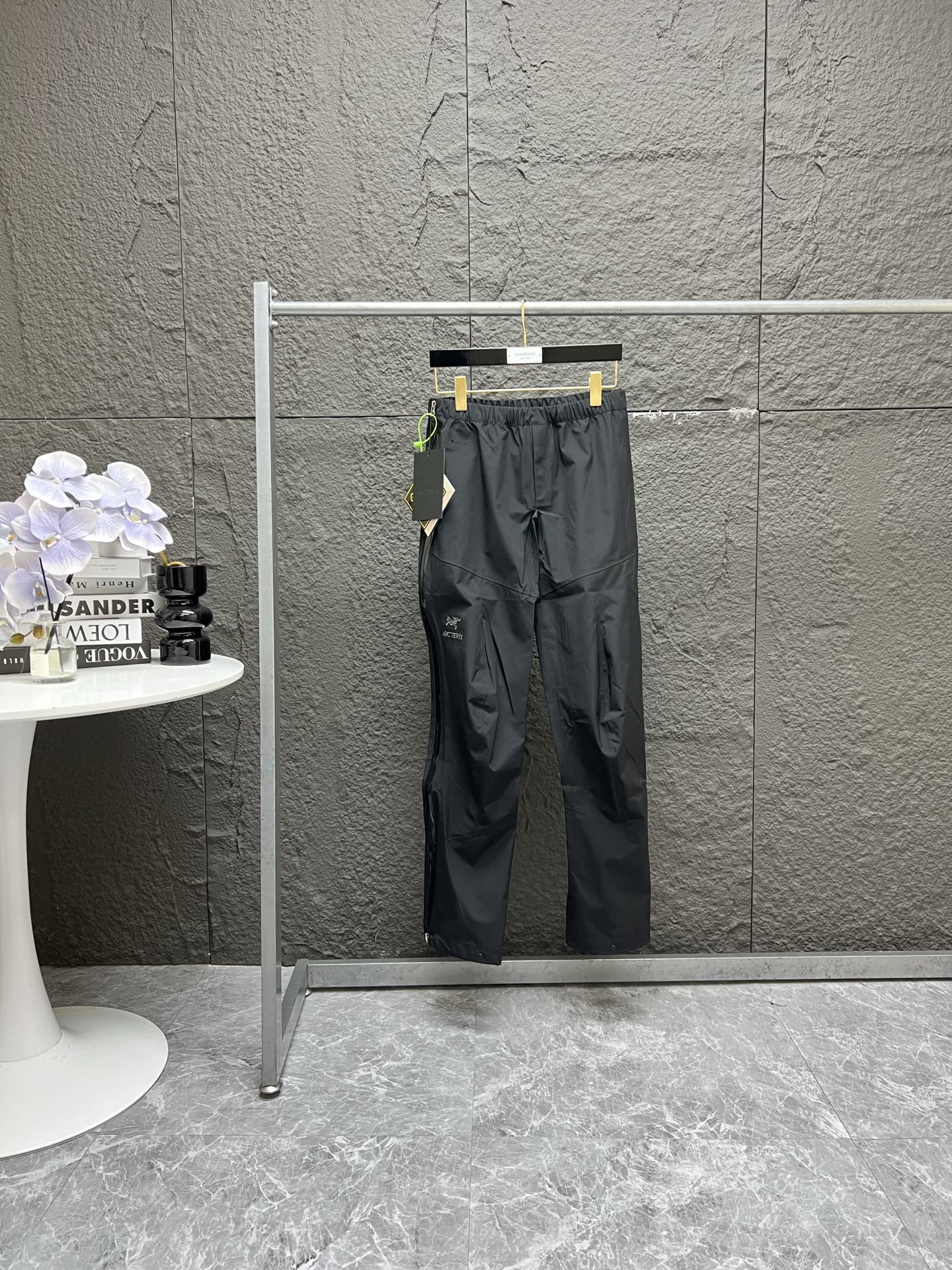 💰180 独家臻品
始祖鸟硬壳拉链裤冲锋裤22FW Arcteryx Beta Pant始祖鸟全拉链长裤30116硬壳冲锋裤户外长裤
今年的始祖鸟似乎开了挂,从户外火到街头甚至时尚圈甚至冬奥会随处可见他的影子,这款裤子又一神裤!秋冬季推出海王星蓝新配色
立体裁剪,弯曲的裤型曲线完美修饰腿型,GOER TEX贴膜面料没有任何束缚感,兼顾防水 耐磨 轻薄的同时,还十分透气清爽!
半拉链的设计以及裤口的按钮固定,可以让你在日常搭配各种各样的鞋子,这款裤子版型极其通勤,不挑身材,保留了原有户外功能的纯粹,同时也融化了机能风的元素,无论是高帮低帮 鞋宽偏窄偏宽都能完美的契合,无论是日常通勤还是约会都可以很好的搭配!
原版一比一定制复合GORE TEX方形格纹面料,面料过工艺涂层 防水过胶 特殊工艺 跟压胶独特工艺,定制原版YKK拉链、logo纽扣,看似简单,实则工序极其复杂!品质天花板级别!
颜色:黑色
尺码:S M L XL
腰围 臀围 裤内长
S 81/2尺4 95 81
M 86 / 2 尺5 100 82
L 94/2尺8 108 83
xl 102/3尺 116 84
推荐尺码
s (80到120斤)
m(120到150斤)
l(150到180斤)
xl(180到210斤)