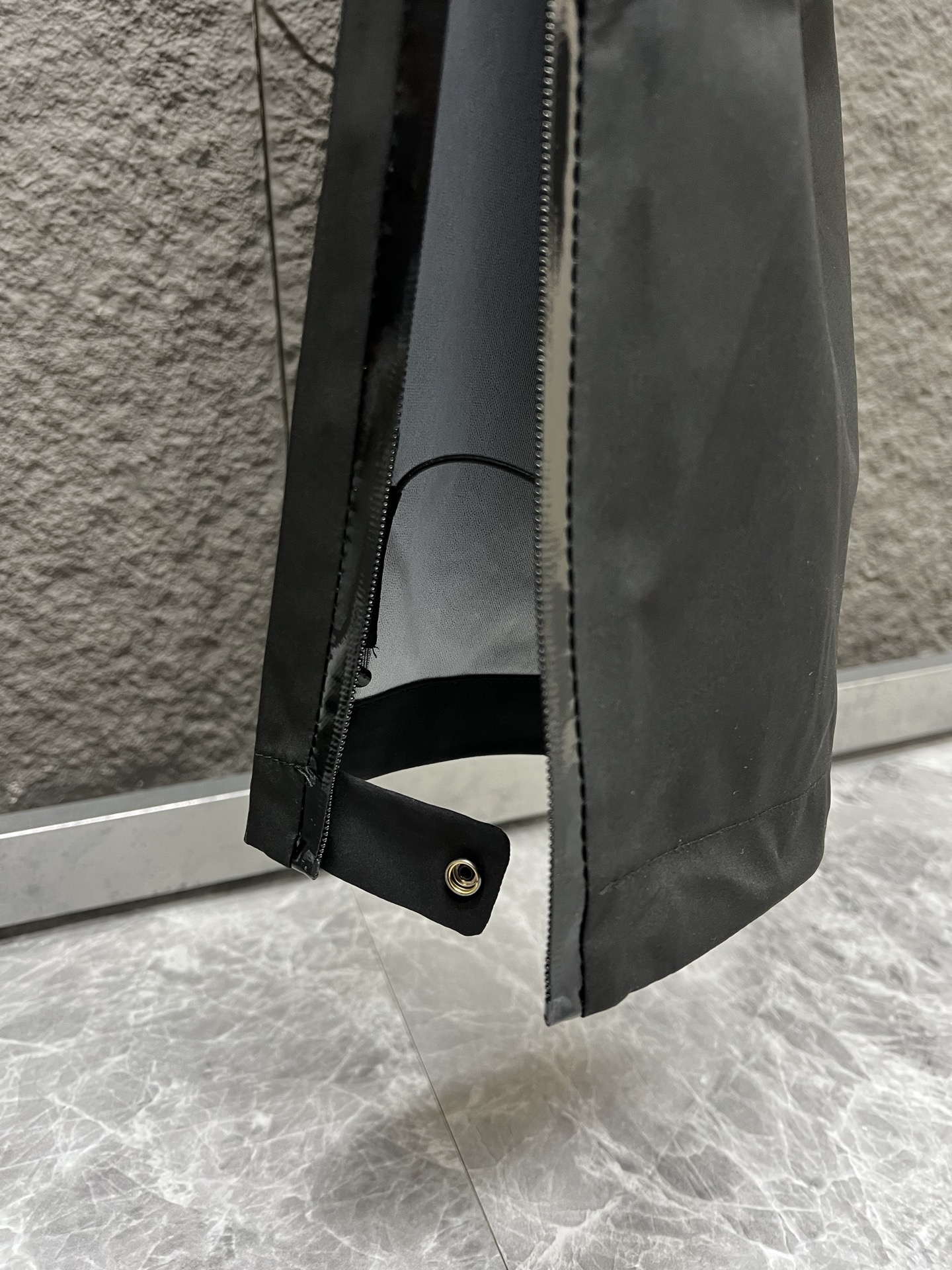 💰180 独家臻品
始祖鸟硬壳拉链裤冲锋裤22FW Arcteryx Beta Pant始祖鸟全拉链长裤30116硬壳冲锋裤户外长裤
今年的始祖鸟似乎开了挂,从户外火到街头甚至时尚圈甚至冬奥会随处可见他的影子,这款裤子又一神裤!秋冬季推出海王星蓝新配色
立体裁剪,弯曲的裤型曲线完美修饰腿型,GOER TEX贴膜面料没有任何束缚感,兼顾防水 耐磨 轻薄的同时,还十分透气清爽!
半拉链的设计以及裤口的按钮固定,可以让你在日常搭配各种各样的鞋子,这款裤子版型极其通勤,不挑身材,保留了原有户外功能的纯粹,同时也融化了机能风的元素,无论是高帮低帮 鞋宽偏窄偏宽都能完美的契合,无论是日常通勤还是约会都可以很好的搭配!
原版一比一定制复合GORE TEX方形格纹面料,面料过工艺涂层 防水过胶 特殊工艺 跟压胶独特工艺,定制原版YKK拉链、logo纽扣,看似简单,实则工序极其复杂!品质天花板级别!
颜色:黑色
尺码:S M L XL
腰围 臀围 裤内长
S 81/2尺4 95 81
M 86 / 2 尺5 100 82
L 94/2尺8 108 83
xl 102/3尺 116 84
推荐尺码
s (80到120斤)
m(120到150斤)
l(150到180斤)
xl(180到210斤)