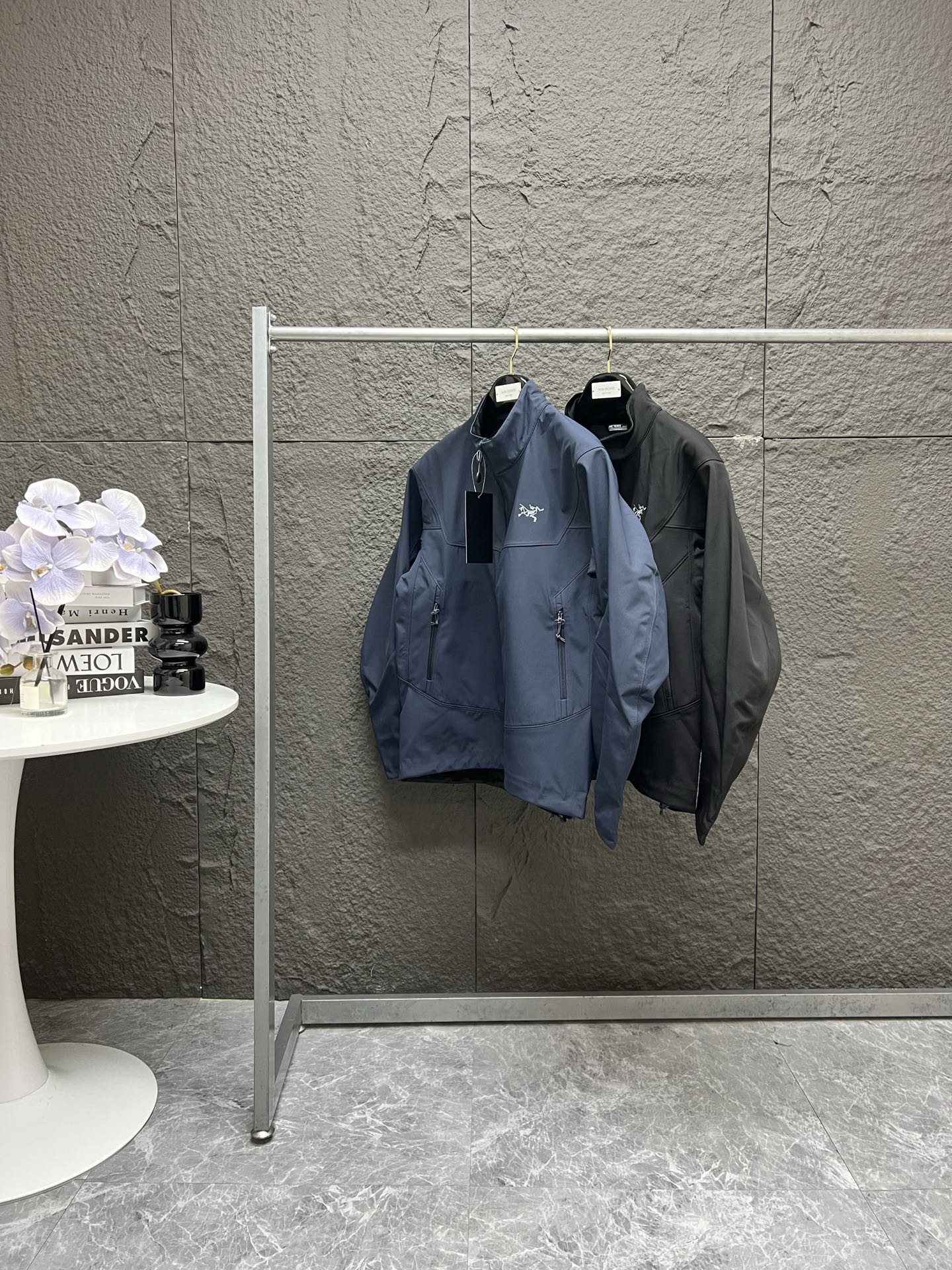 独家臻品 ARC'TERYX · gamma jacket男女同款软壳始祖鸟立领防风冲锋衣 100%放心出门 随意进出任何潮流场合户外全天候系列(essentials) gamma mx软壳加绒冲锋衣常规剪裁 成分:Fortius 2.0 外层:85%锦纶,15%氨纶 内层:94%聚酯纤维,6%氨纶 产 地:越南 重量:485g/565g 产品特征 -Gamma是始祖鸟的通用型软壳产品线,MX表示适用于混合天气,各方面性能都所照顾,没有明显偏重, -Gamma MX是始祖鸟软壳中的Top Seller,出了名的万金油型产品,属于城市户外兼用的系列,内部有薄抓绒,适合多变天气下的混合活动使用; -Gamma MX的口袋比较多,正面有两个对称的胸袋,两个插手口 袋,必要时,口袋全打开也能起到辅助散热的作用;老款的左臂 有一个压胶口袋,新款取消了这个设计,整体风格更简约, -面料经过DWR防水处理,可以短 雨,也有防雪和抗污的效果,透气性比WindStopper好些,不过防风略弱一些, -防风防水性能以及面料质感都优于同系列的Gamma LT) 颜色:黑色 藏青 - 衣长 袖长 胸围 S 69 58 120 M 70 60 123 L 71 62 126 XL 73 63 129 XXL74 64 131